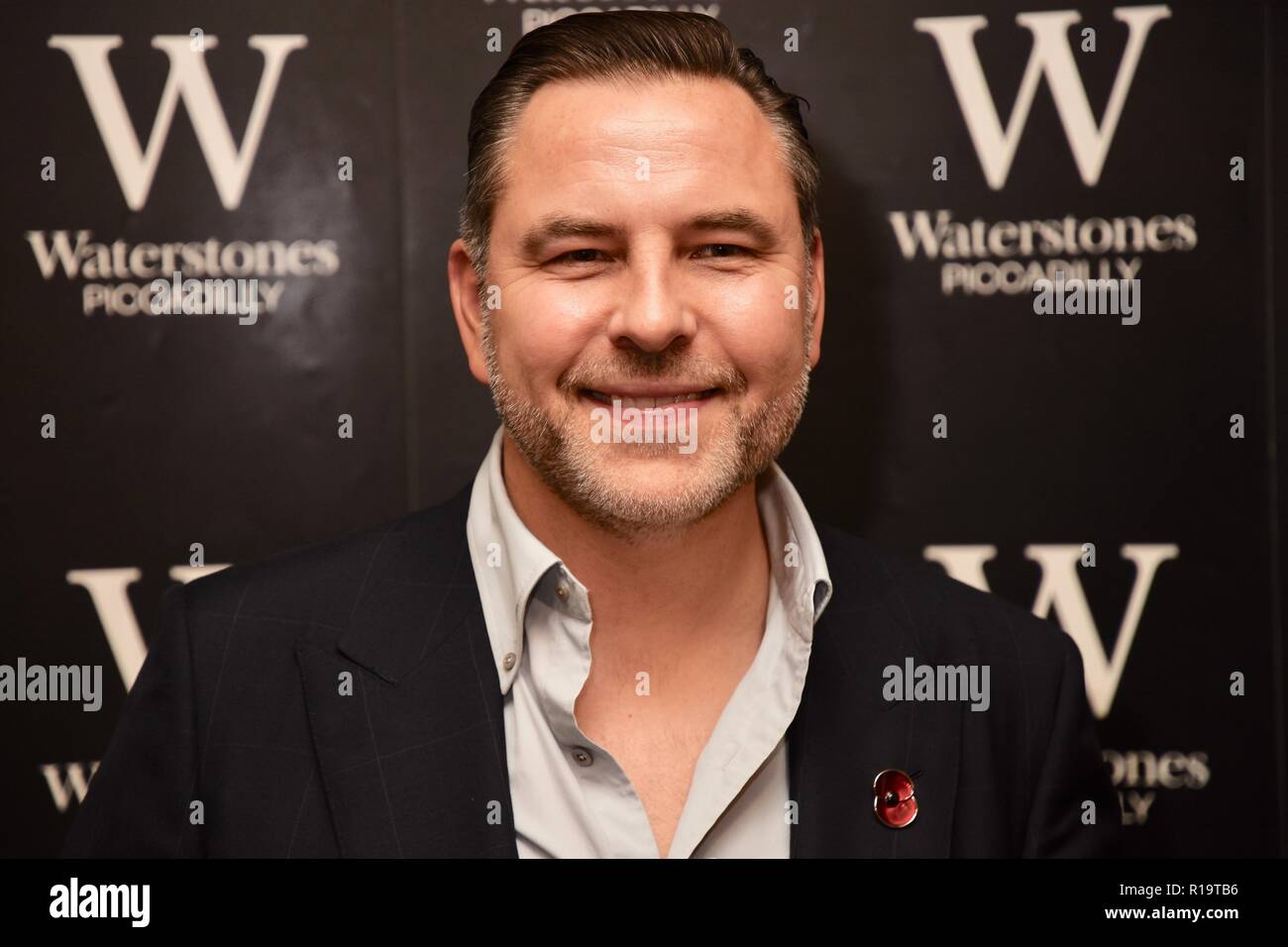 London, Großbritannien. 10 Nov, 2018. David Walliams, Presscall und Booksigning für seinen neuesten Roman "Das Eis Monster', Waterstones Piccadilly, 203-206 Piccadilly, London.UK Credit: michael Melia/Alamy leben Nachrichten Stockfoto