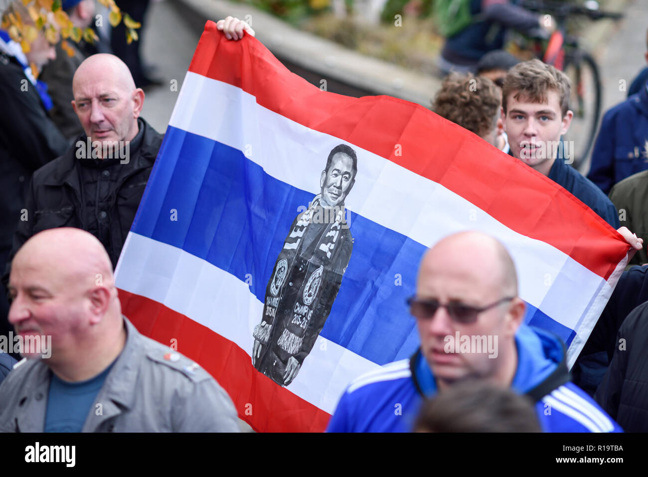 Leicester, Großbritannien. 10. November 2018. Leicester City FC-Fans und Fans anderer Vereine sind würdigen, Vorsitzender Vichai Srivaddhanaprabha, der unter fünf Menschen in der Absturz eines Hubschraubers außerhalb des Stadions am 27. Oktober getötet wurde. Tausende nahmen Teil von Jubilee Square nur über 1,6 km zu Fuß zum King Power Stadion. Credit: Ian Francis/Alamy leben Nachrichten Stockfoto
