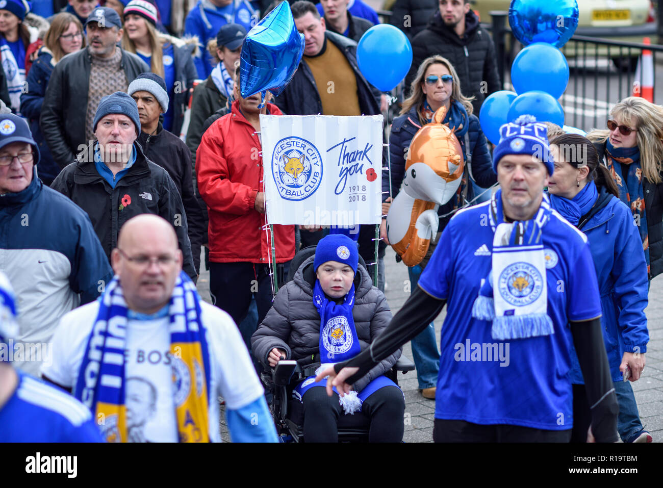 Leicester, Großbritannien. 10. November 2018. Leicester City FC-Fans und Fans anderer Vereine sind würdigen, Vorsitzender Vichai Srivaddhanaprabha, der unter fünf Menschen in der Absturz eines Hubschraubers außerhalb des Stadions am 27. Oktober getötet wurde. Tausende nahmen Teil von Jubilee Square nur über 1,6 km zu Fuß zum King Power Stadion. Credit: Ian Francis/Alamy leben Nachrichten Stockfoto