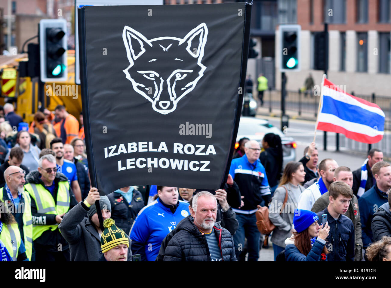 Leicester, Großbritannien. 10. November 2018. Leicester City FC-Fans und Fans anderer Vereine sind würdigen, Vorsitzender Vichai Srivaddhanaprabha, der unter fünf Menschen in der Absturz eines Hubschraubers außerhalb des Stadions am 27. Oktober getötet wurde. Tausende nahmen Teil von Jubilee Square nur über 1,6 km zu Fuß zum King Power Stadion. Credit: Ian Francis/Alamy leben Nachrichten Stockfoto