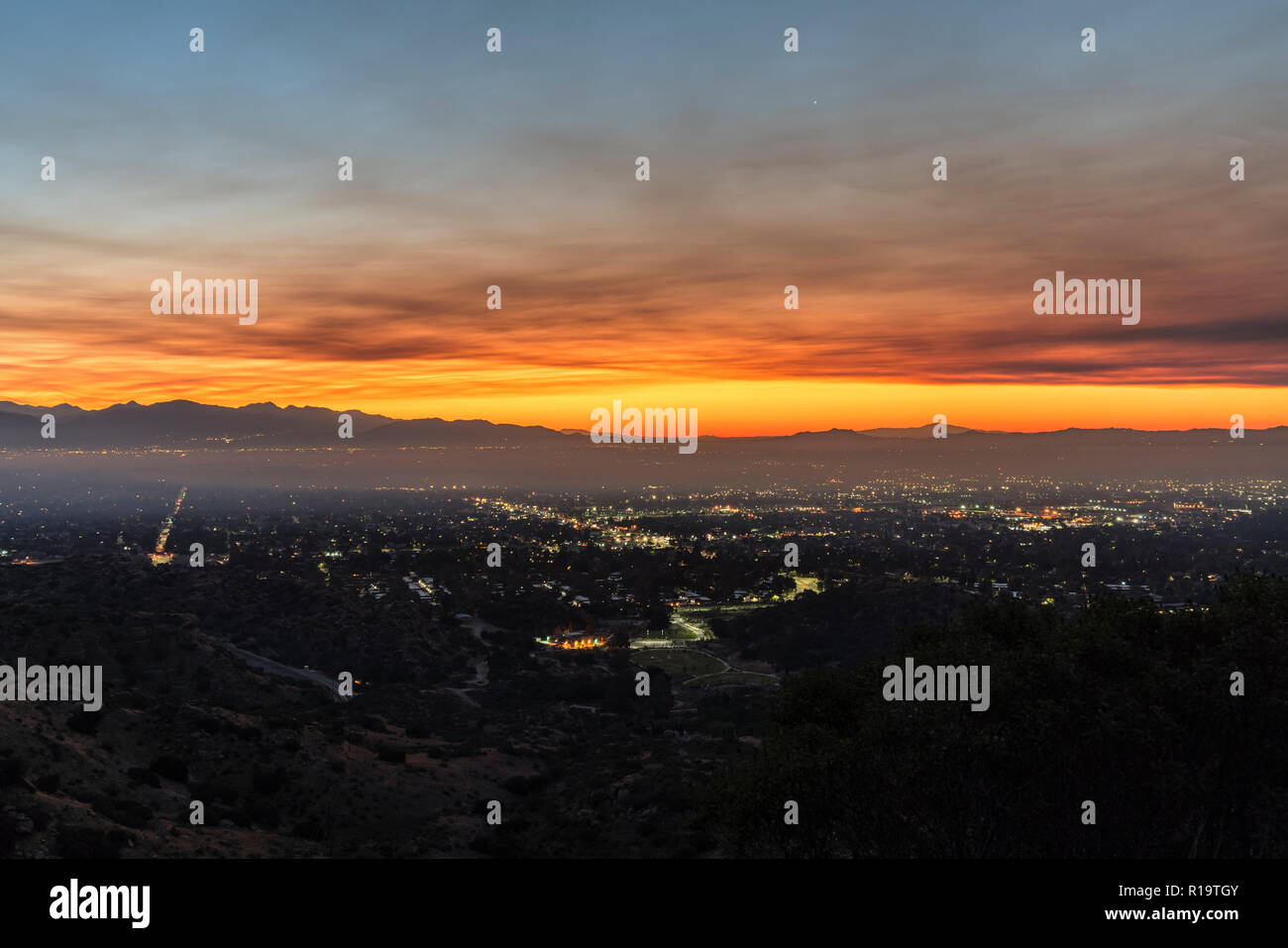 Los Angeles, Kalifornien, USA - 10. November 2018: Rauch Dämmerung Himmel über dem San Fernando Valley. Rauch aus der Woolsey Brand in Malibu und Ventura County. Credit: trekandshoot/Alamy leben Nachrichten Stockfoto