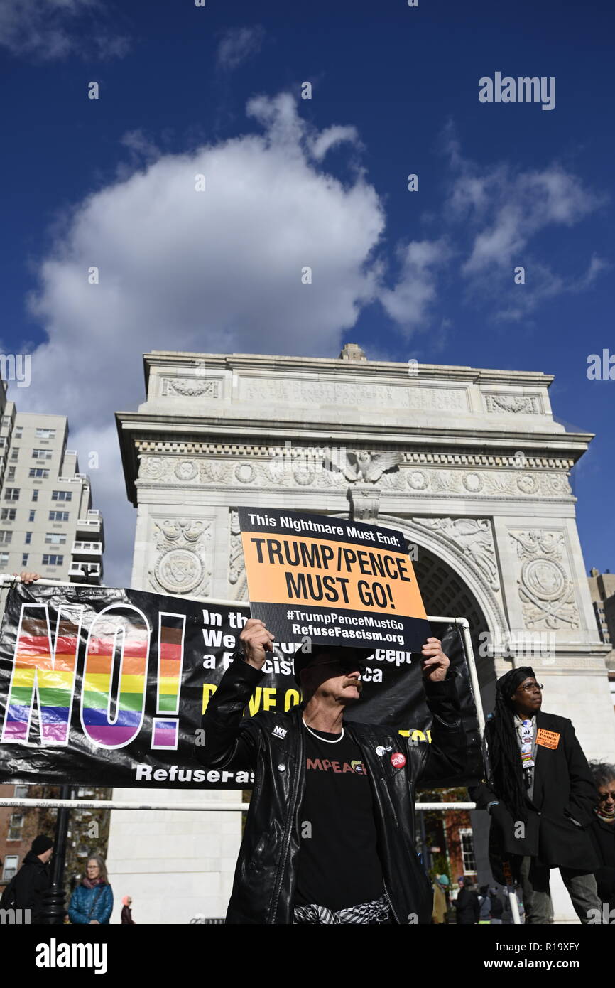 New York, USA Aug 10, 2018 Anti-Trump Demonstranten in Washington Square Park Rallye vier Tage nach den US-kongresswahlen, in dem die Demokraten die Kontrolle über das Repräsentantenhaus wieder. Die Demonstration, einer von 12 in den großen US-Städten geplant, wurde durch eine Gruppe, die sich weigern, den Faschismus, die sagt, daß sein Ziel ist es, Präsident Trumpf aus dem Amt durch nicht-gewalttätigen Protest organisiert Stockfoto