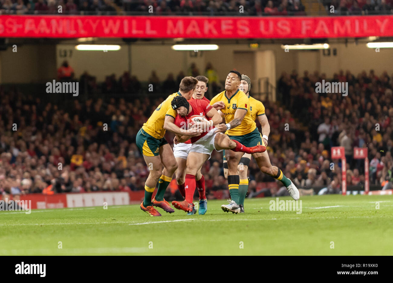 Cardiff, Wales, UK. 10 Nov, 2018. Leigh Halfpenny wird von teh Wallabies' Dane Haylett-Petty und Israel Folau gewickelt, nachdem Sie einen High Kick. Credit: WALvAUS/Alamy leben Nachrichten Stockfoto