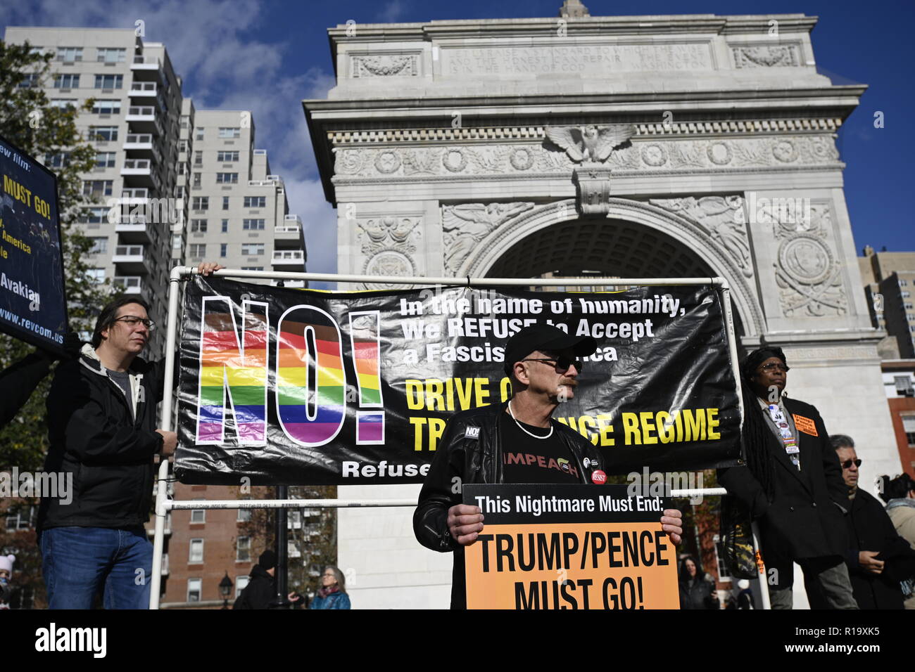 New York, USA Aug 10, 2018 Anti-Trump Demonstranten in Washington Square Park Rallye vier Tage nach den US-kongresswahlen, in dem die Demokraten die Kontrolle über das Repräsentantenhaus wieder. Die Demonstration, einer von 12 in den großen US-Städten geplant, wurde durch eine Gruppe, die sich weigern, den Faschismus, die sagt, daß sein Ziel ist es, Präsident Trumpf aus dem Amt durch nicht-gewalttätigen Protest organisiert Stockfoto