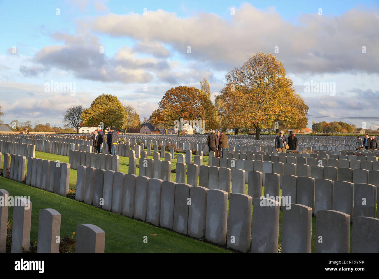 Poperinge, Belgien. 10 Nov, 2018. Grabsteine sind in Lijssenthoek Soldatenfriedhof in Poperinge, Belgien, am 10. November 2018 gesehen, während das Gedenken an den 100. Jahrestag des Ersten Weltkriegs Der Friedhof enthält 9,901 Commonwealth Bestattungen der Ersten Weltkrieg Es gibt 883 Kriegsgräber anderer Nationalitäten, überwiegend Franzosen und Deutsche. Credit: Ihr Pingfan/Xinhua/Alamy leben Nachrichten Stockfoto