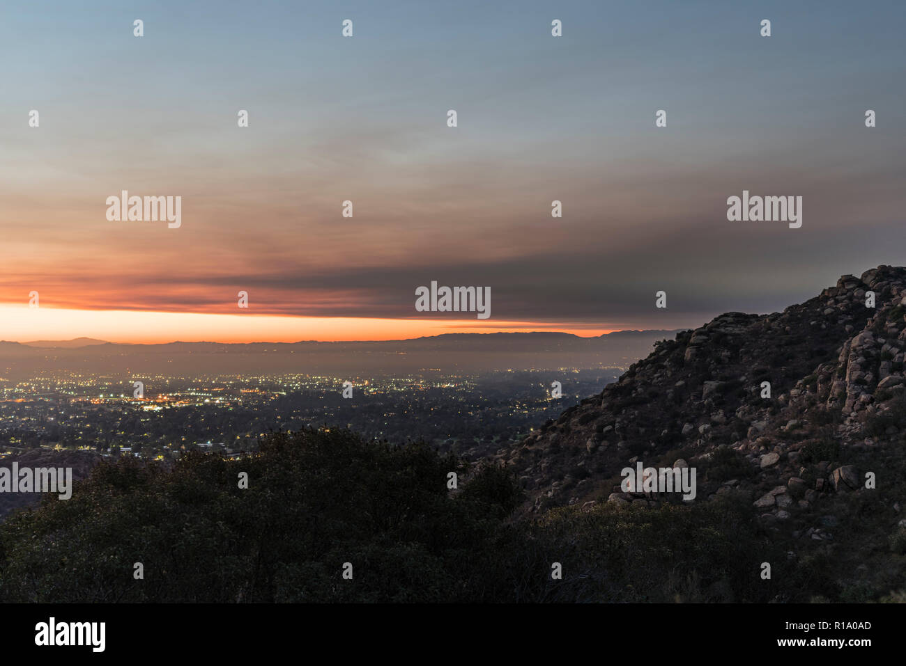 Los Angeles, Kalifornien, USA - 10. November 2018: Rauch am Himmel über dem San Fernando Valley. Rauch aus der Woolsey Brand in Malibu und Ventura County. Credit: trekandshoot/Alamy leben Nachrichten Stockfoto