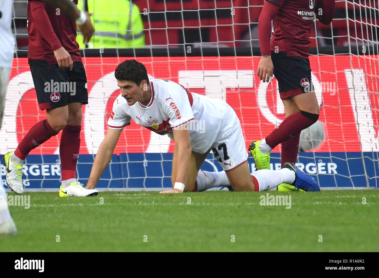 Mario GOMEZ (VFB Stuttgart) Boden bin, Enttäuschung, frustriert, enttäuscht, frustratedriert, niedergeschlagen, Aktion. Fussball 1. 1. Fussballbundesliga, 11. Spieltag, Spieltag 11, 1.FC Nürnberg (N) - VFB Stuttgart (S) 0-2, am 10/11/2018 in Nürnberg/Deutschland. MAX MORLOCK Stadion. DFL BESTIMMUNGEN VERBIETEN DIE VERWENDUNG DER FOTOGRAFIE ALS BILD-SEQUENZEN UND/ODER QUASI-VIDEO. | Verwendung weltweit Stockfoto