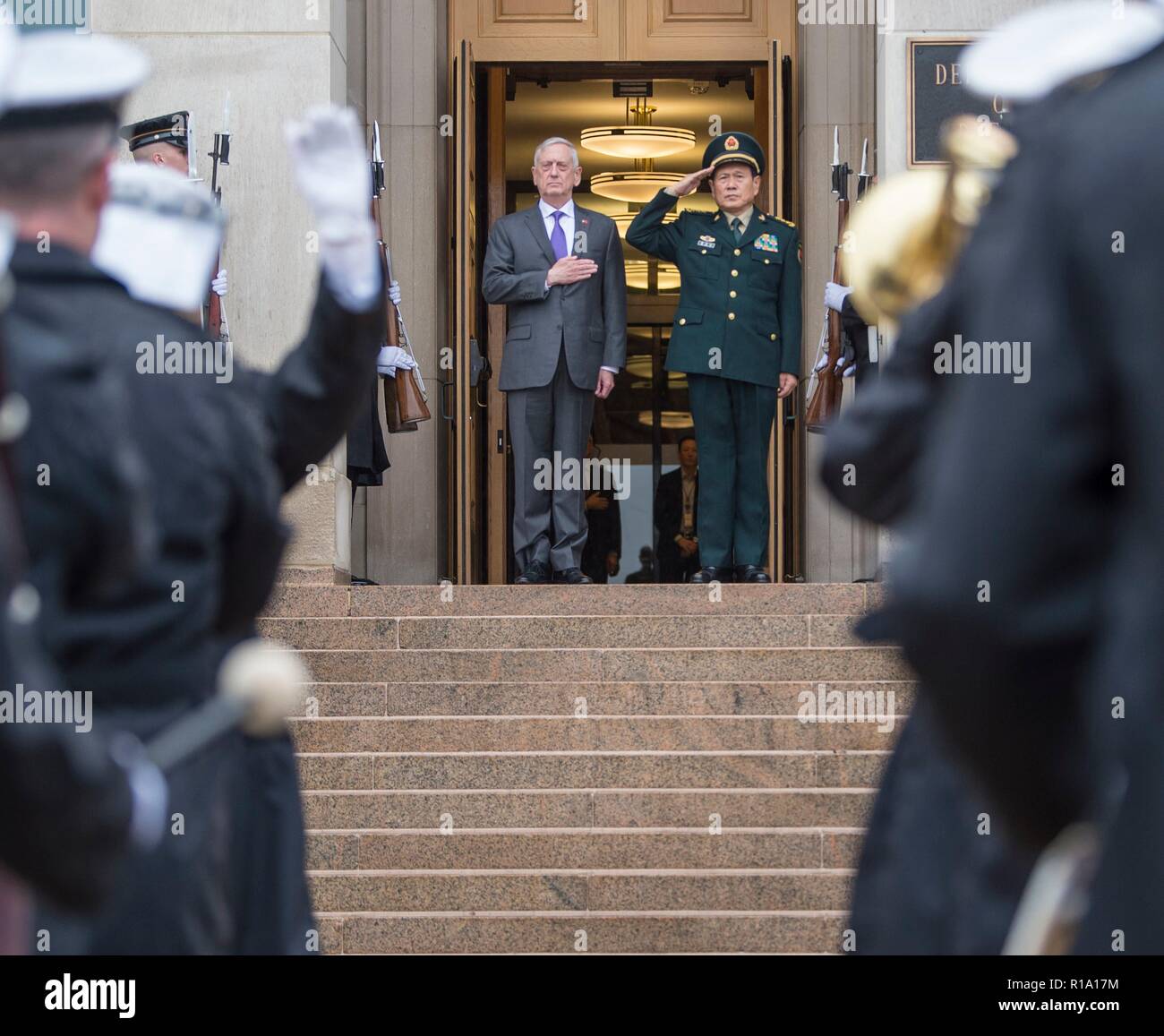 Us-Verteidigungsminister James Mattis, Links, und der Minister für Nationale Verteidigung der Volksrepublik China General Wei Fenghe render Ehren während der Begrüßungszeremonie im Pentagon November 9, 2018 in Arlington, Virginia. Stockfoto