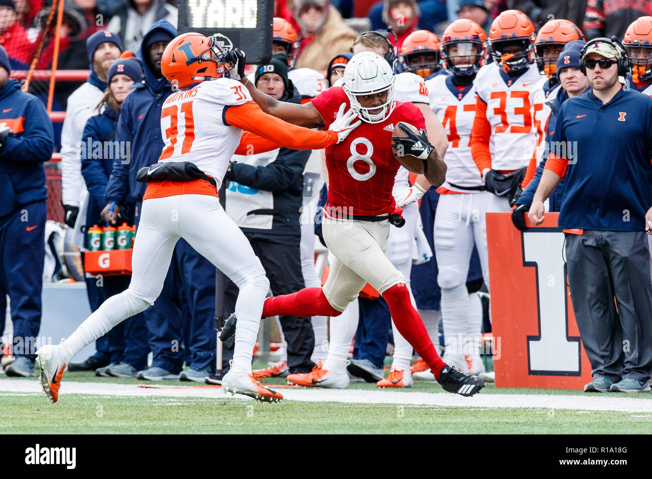 Lincoln, NE. Usa 10 Nov, 2018. Nebraska Cornhuskers wide receiver Stanley Morgan Jr. #8 steif arme Illinois Fighting Illini Defensive zurück Cameron Watkins #31 in Aktion während der NCAA Division 1 Football Game zwischen Illinois Fighting Illini und den Nebraska Cornhuskers bei Memorial Stadium in Lincoln, NE. Teilnahme: 88,316. Nebraska gewann 54-35. Michael Spomer/Cal Sport Media/Alamy leben Nachrichten Stockfoto