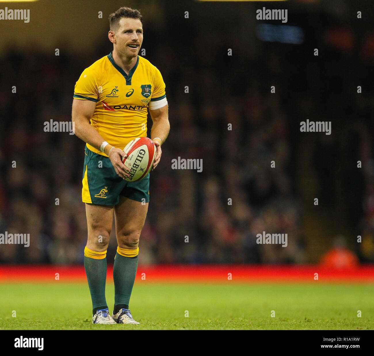 Fürstentum Stadium, Cardiff, UK. 10 Nov, 2018. Rugby Union, Herbst internationale Reihe, Wales gegen Australien; Bernard Foley von Australien Quelle: Aktion plus Sport/Alamy leben Nachrichten Stockfoto