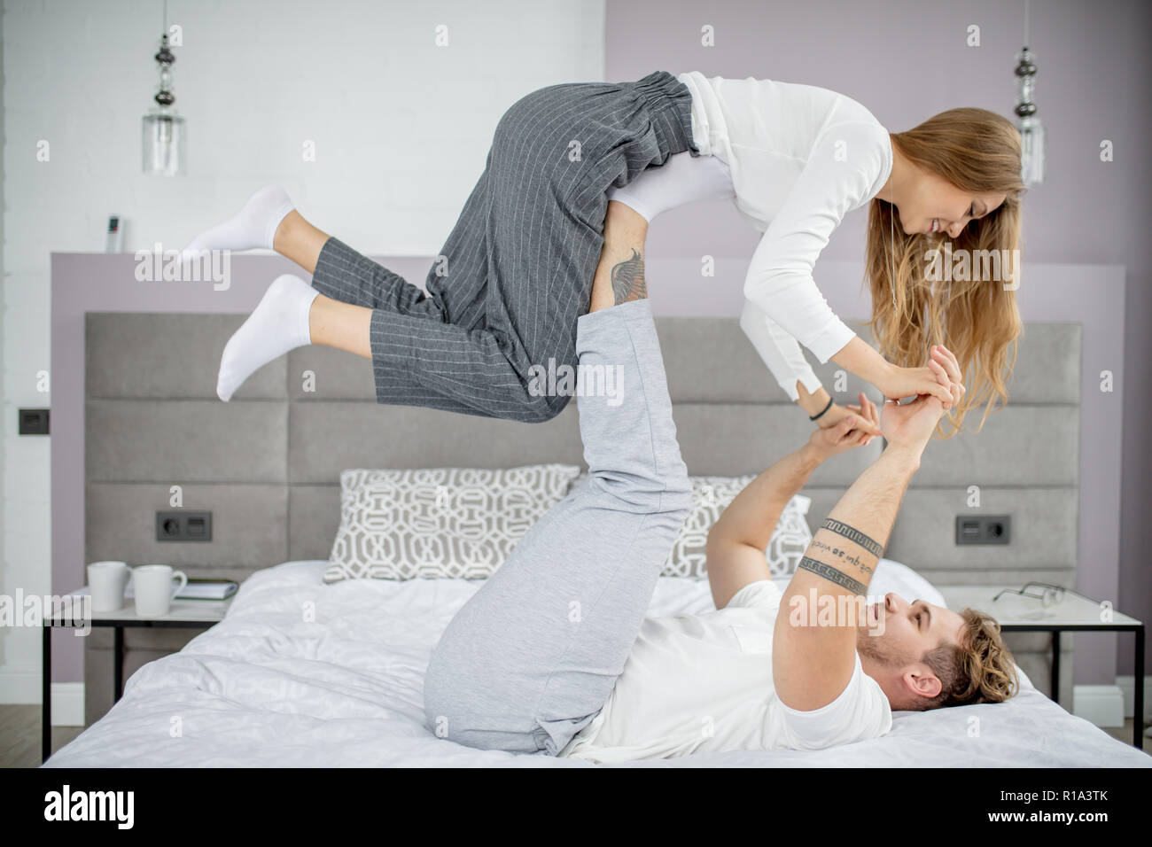 Mann und Frau Übung zu Hause Stockfoto
