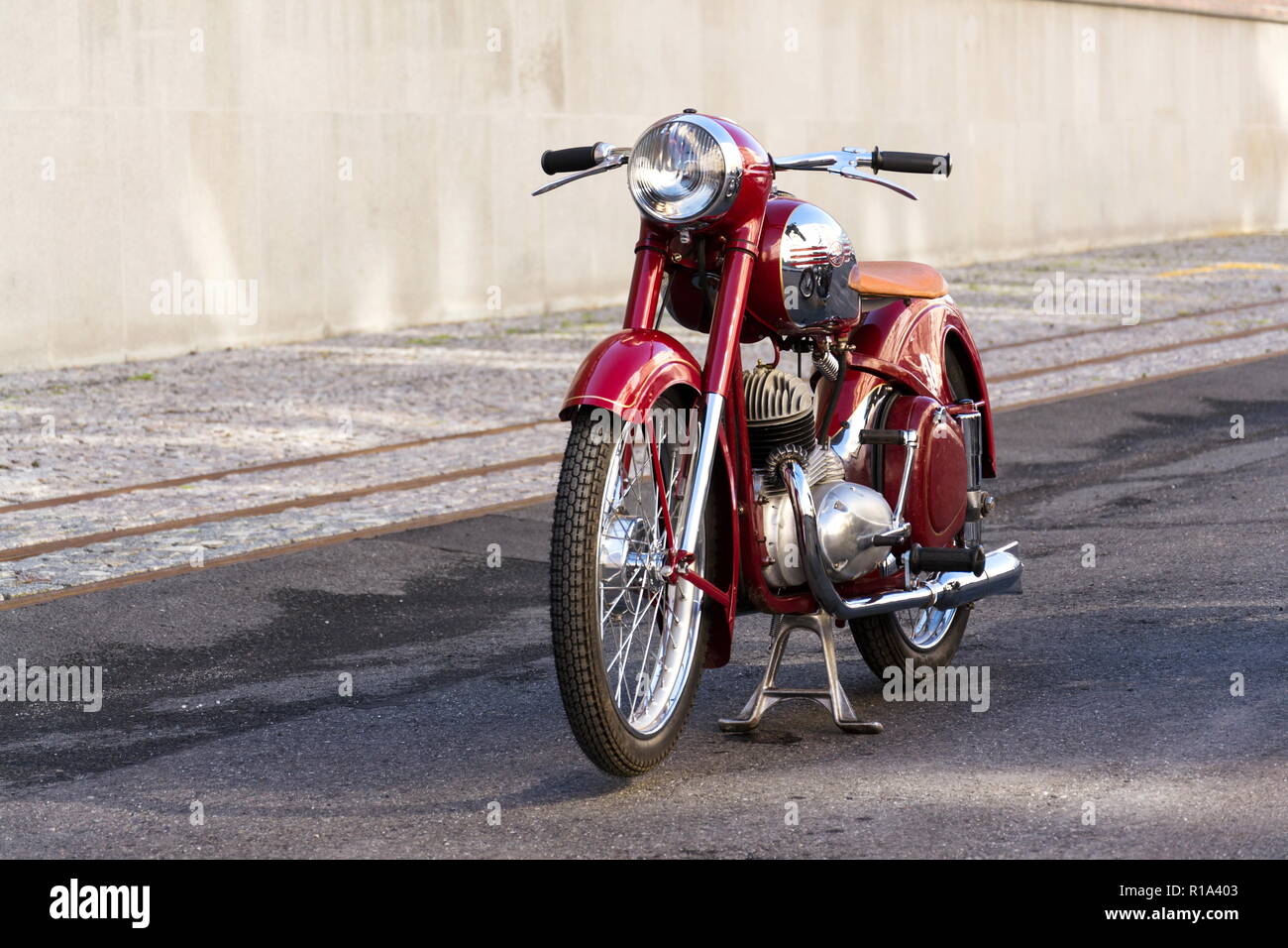 Prag, tschechische Republik - 8. MÄRZ 2018: Detail der roten Oldtimer Motorrad Jawa 125 in der ehemaligen Tschechoslowakei stehen auf der Straße am 8. März 2018 hergestellt Ich Stockfoto