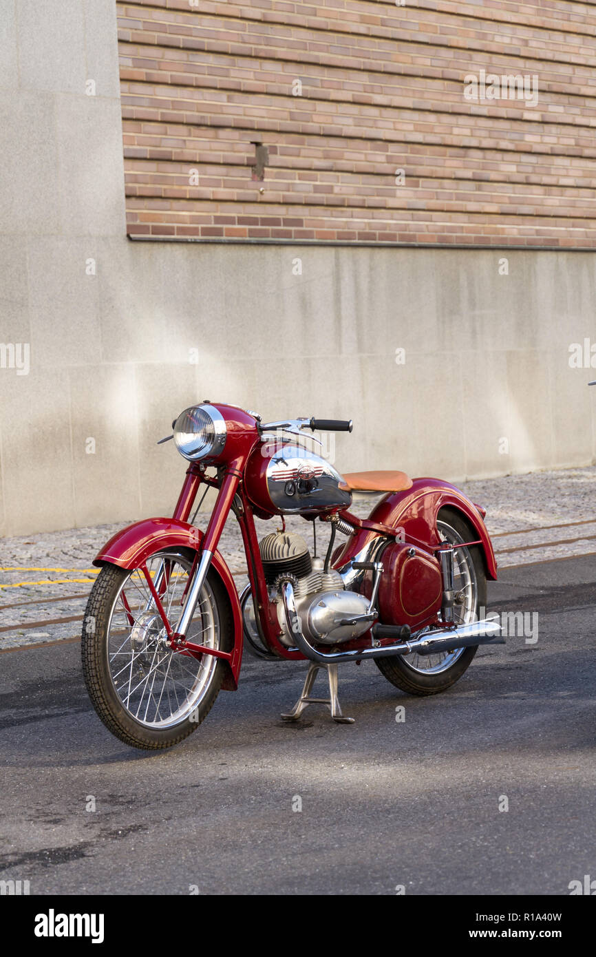 Prag, tschechische Republik - 8. MÄRZ 2018: Detail der roten Oldtimer Motorrad Jawa 125 in der ehemaligen Tschechoslowakei stehen auf der Straße am 8. März 2018 hergestellt Ich Stockfoto