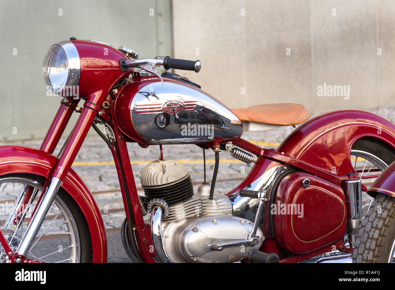 Prag, tschechische Republik - 8. MÄRZ 2018: Detail der roten Oldtimer Motorrad Jawa 125 in der ehemaligen Tschechoslowakei stehen auf der Straße am 8. März 2018 hergestellt Ich Stockfoto