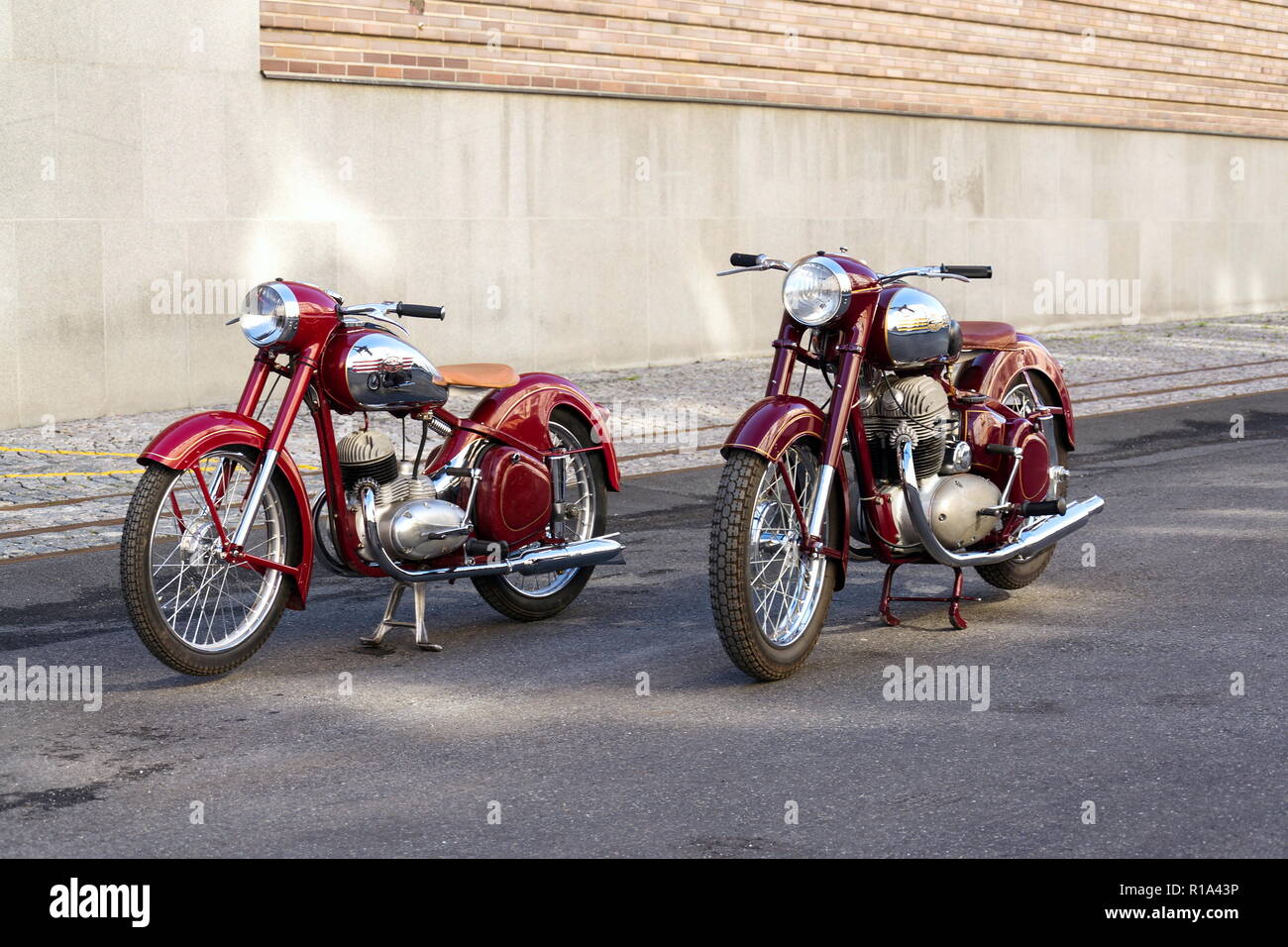 Prag, tschechische Republik - 8. MÄRZ 2018: Roter Oldtimer Motorräder Jawa 125, Jawa 500 in der ehemaligen Tschechoslowakei stand auf der Straße am 8. März 2018 hergestellt Stockfoto