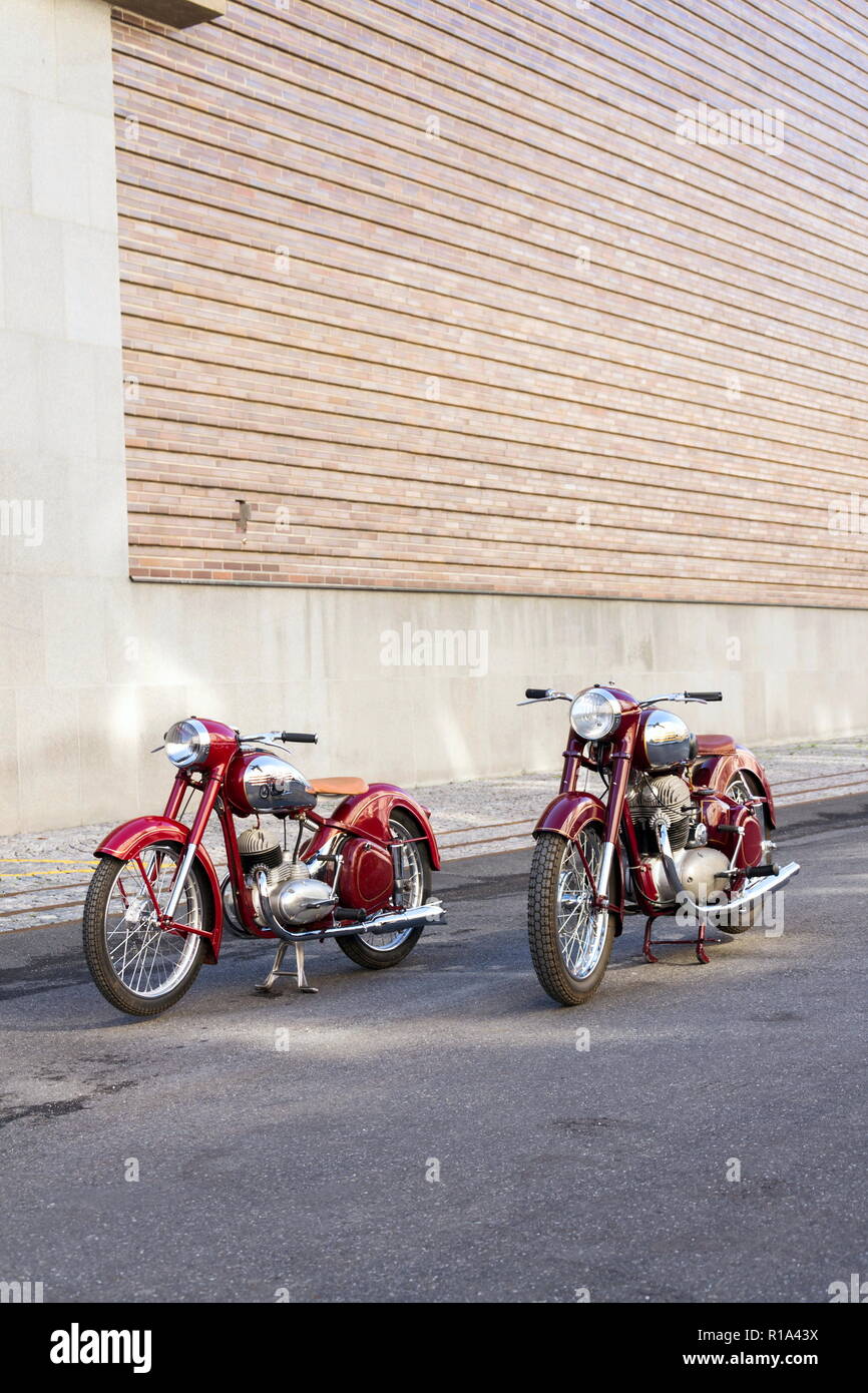 Prag, tschechische Republik - 8. MÄRZ 2018: Roter Oldtimer Motorräder Jawa 125, Jawa 500 in der ehemaligen Tschechoslowakei stand auf der Straße am 8. März 2018 hergestellt Stockfoto