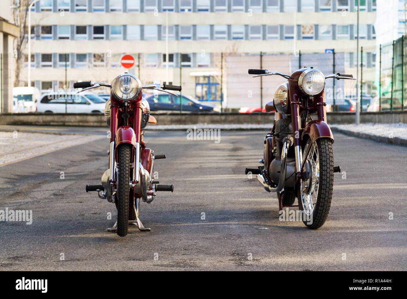 Prag, tschechische Republik - 8. MÄRZ 2018: Roter Oldtimer Motorräder Jawa 125, Jawa 500 in der ehemaligen Tschechoslowakei stand auf der Straße am 8. März 2018 hergestellt Stockfoto