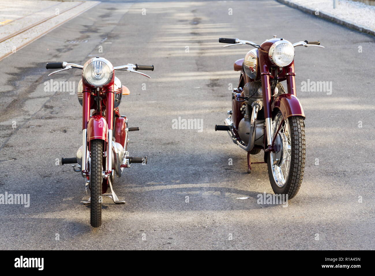 Prag, tschechische Republik - 8. MÄRZ 2018: Roter Oldtimer Motorräder Jawa 125, Jawa 500 in der ehemaligen Tschechoslowakei stand auf der Straße am 8. März 2018 hergestellt Stockfoto