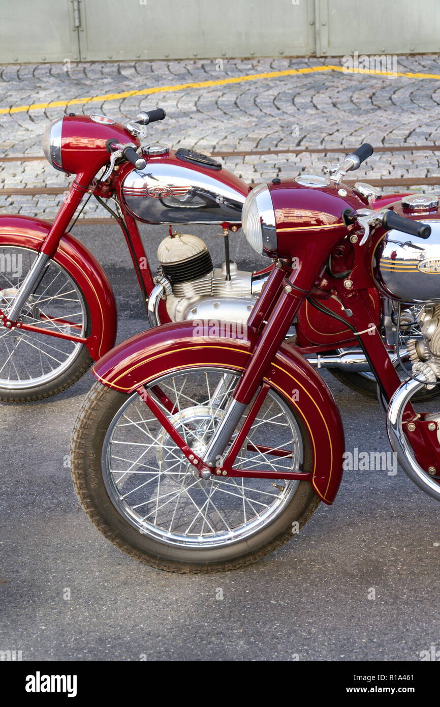 Prag, tschechische Republik - 8. MÄRZ 2018: Roter Oldtimer Motorräder Jawa 125, Jawa 500 in der ehemaligen Tschechoslowakei stand auf der Straße am 8. März 2018 hergestellt Stockfoto