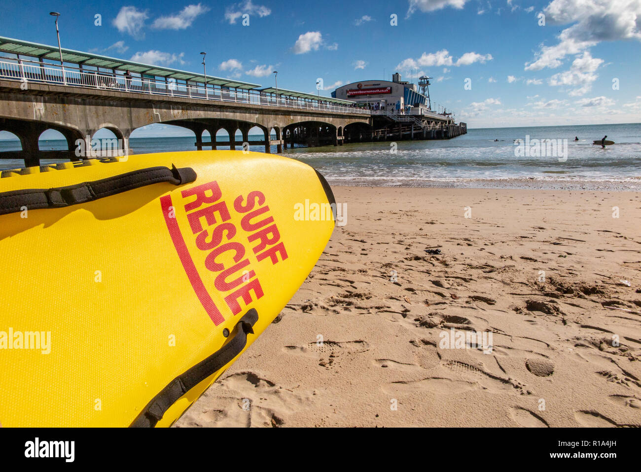 Strand von Bournemouth im Hochsommer mit lifesaving Equipment bereit, um Leben zu retten Stockfoto