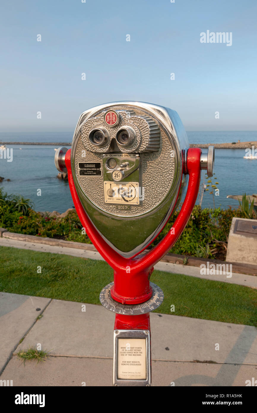 Münzautomaten Besucher Teleskop auf Aussichtspunkt in der Nähe von Corona Del Mar Biegen, Corona Del Mar State Beach, California, United States. Stockfoto