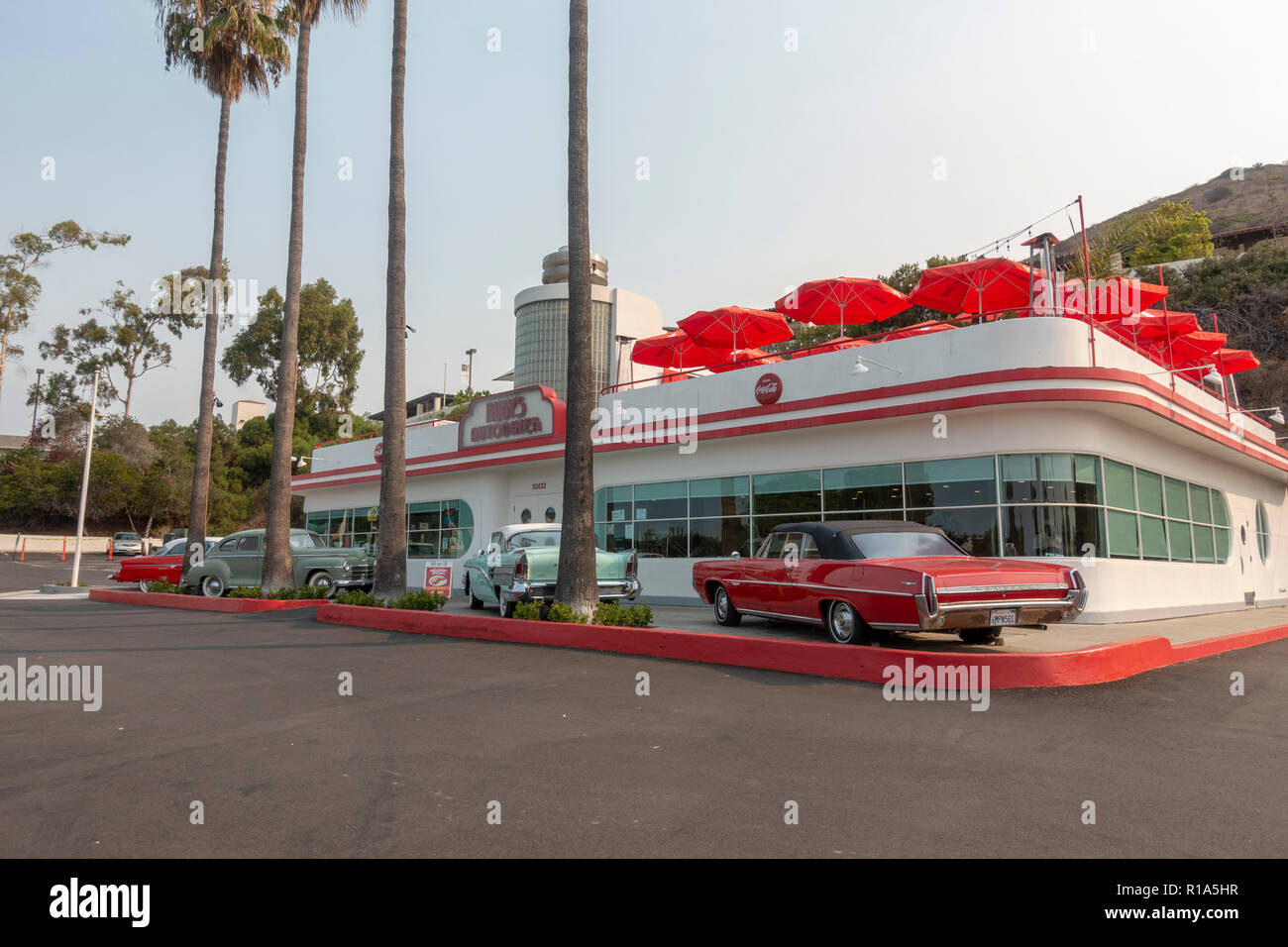 Historische Fahrzeuge außerhalb Ruby's Diner, Corona Del Mar, California, United States geparkt. Stockfoto