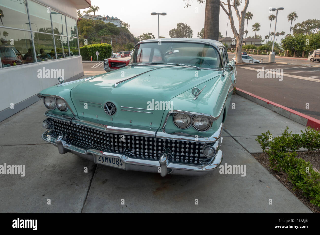 Historische Fahrzeuge außerhalb Ruby's Diner, Corona Del Mar, California, United States geparkt. Stockfoto
