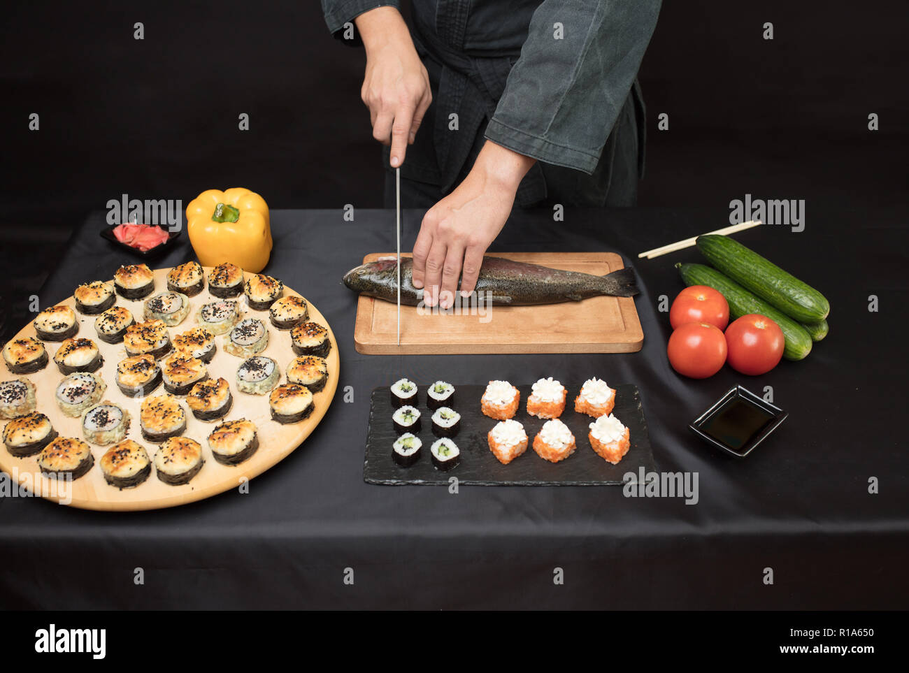 Man Schneiden der Fisch auf die Schneideunterlage Stockfoto