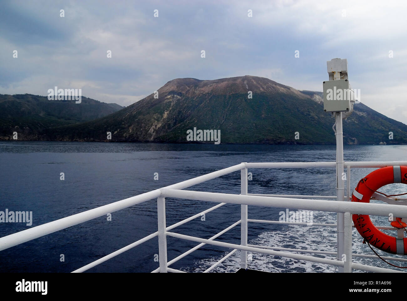 Äolische Inseln, Sizilien, Italien. Insel Vulcano, Blick von der Fähre. Stockfoto