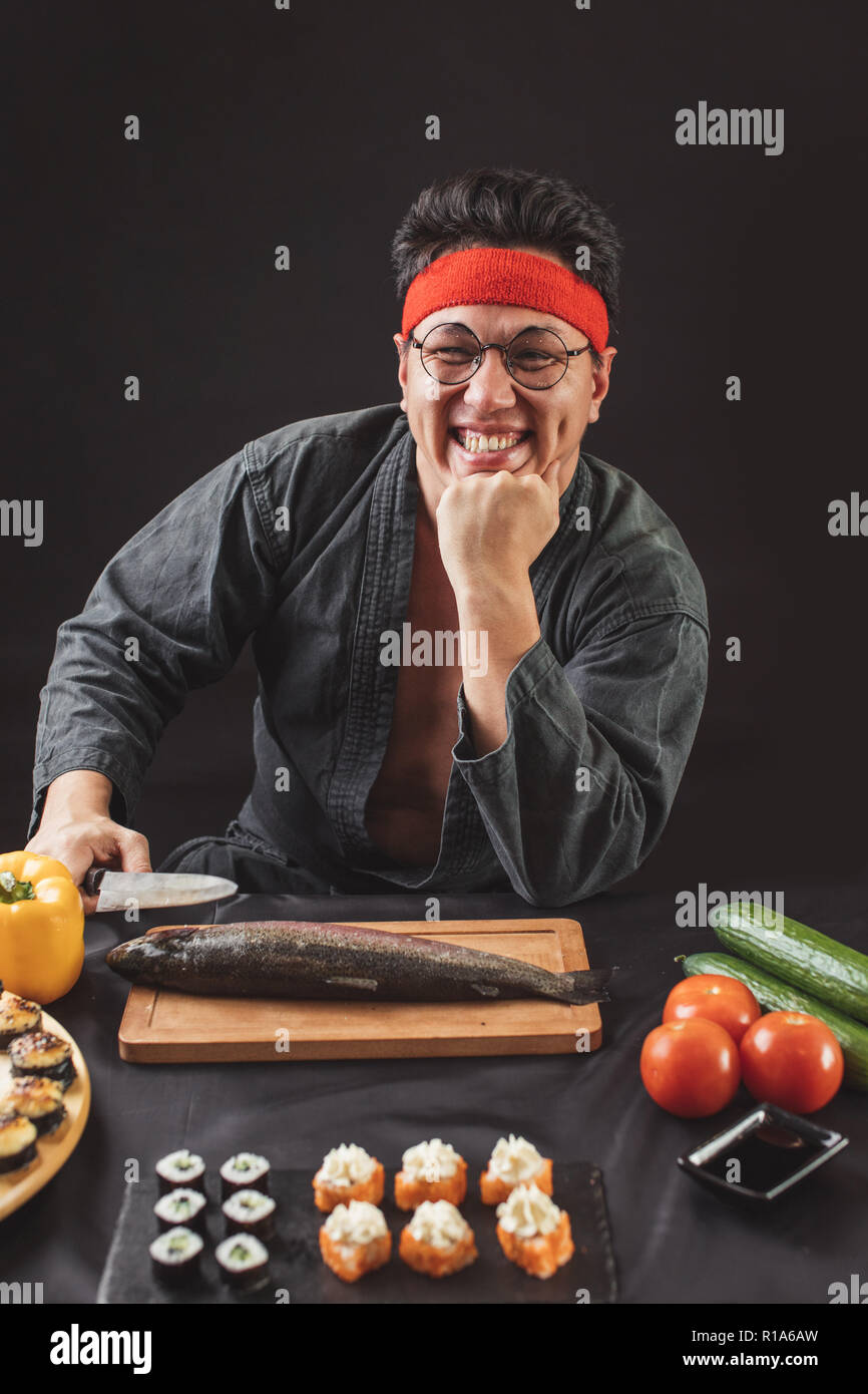 Happy überglücklich männlich in die Kamera schaut, über schwarzen Hintergrund. Stockfoto