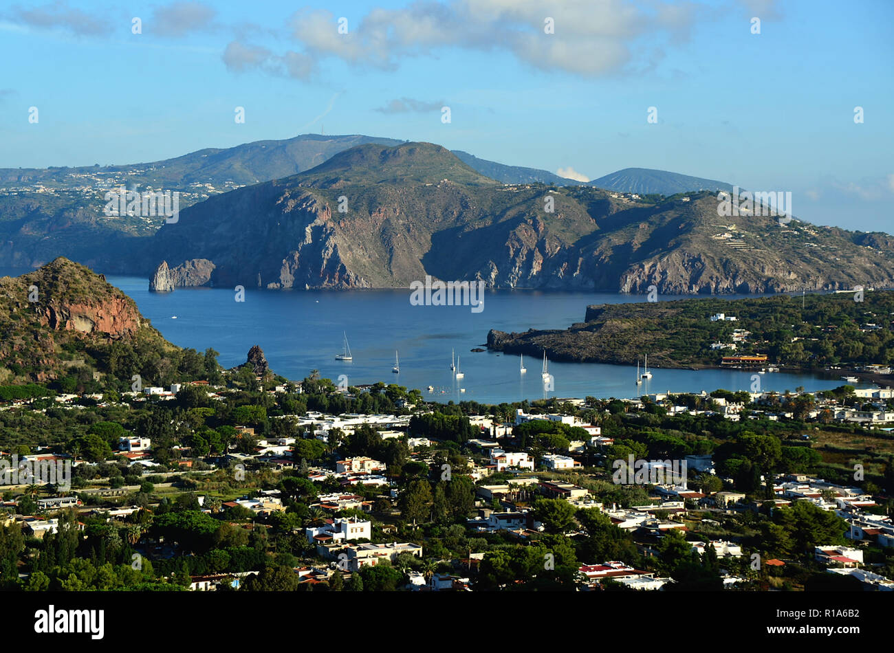 Äolische Inseln, Sizilien, Italien. Insel Vulcano, mit Blick auf die Äolischen Inseln aus dem Krater des Vulkans. Stockfoto