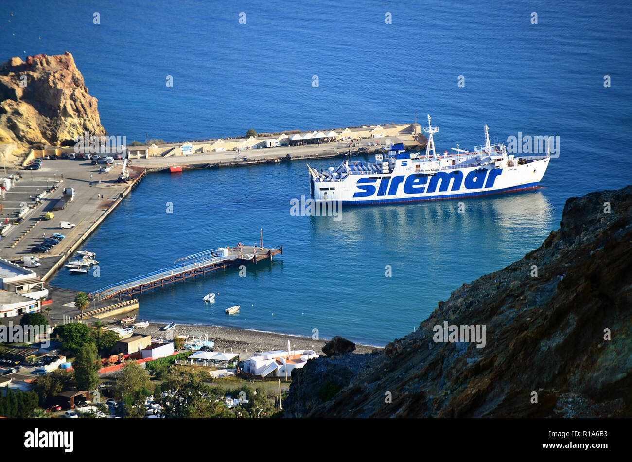 Äolische Inseln, Sizilien, Italien. Insel Vulcano. Blick auf den Hafen "Porto di Levante" der Insel aus dem Krater "Gran Cratere". Stockfoto