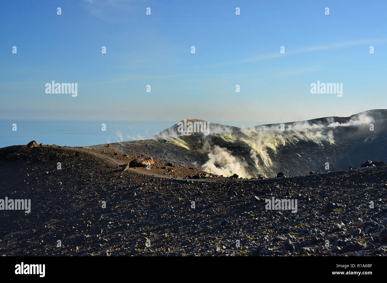 Äolische Inseln, Sizilien, Italien. Insel Vulcano, Blick aus dem Krater des Vulkans. Stockfoto