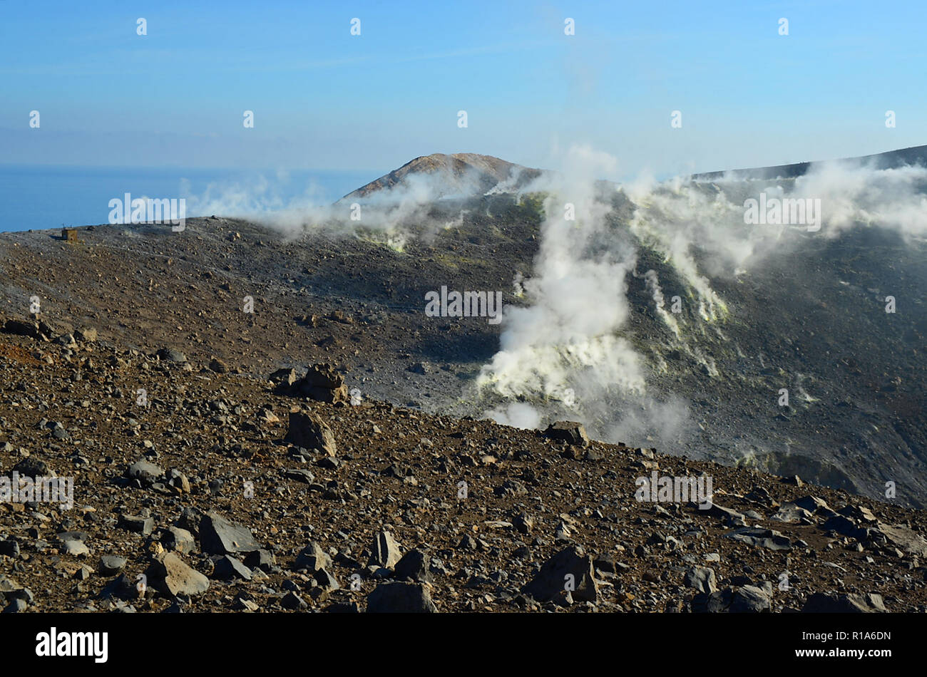 Äolische Inseln, Sizilien, Italien. Insel Vulcano, Blick aus dem Krater des Vulkans. Stockfoto