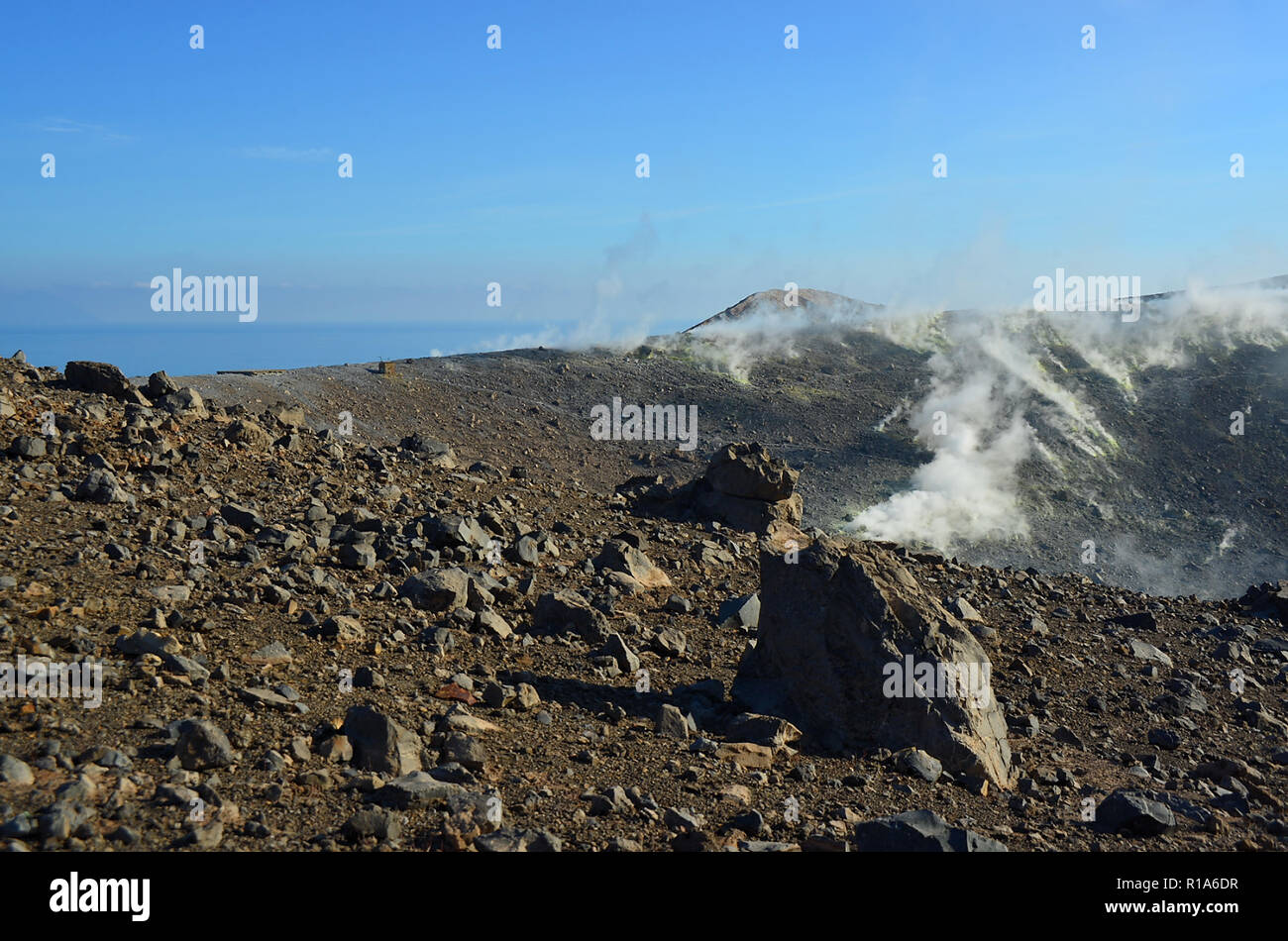 Äolische Inseln, Sizilien, Italien. Insel Vulcano. Blick auf den Gran Cratere und Fumarolen. Stockfoto