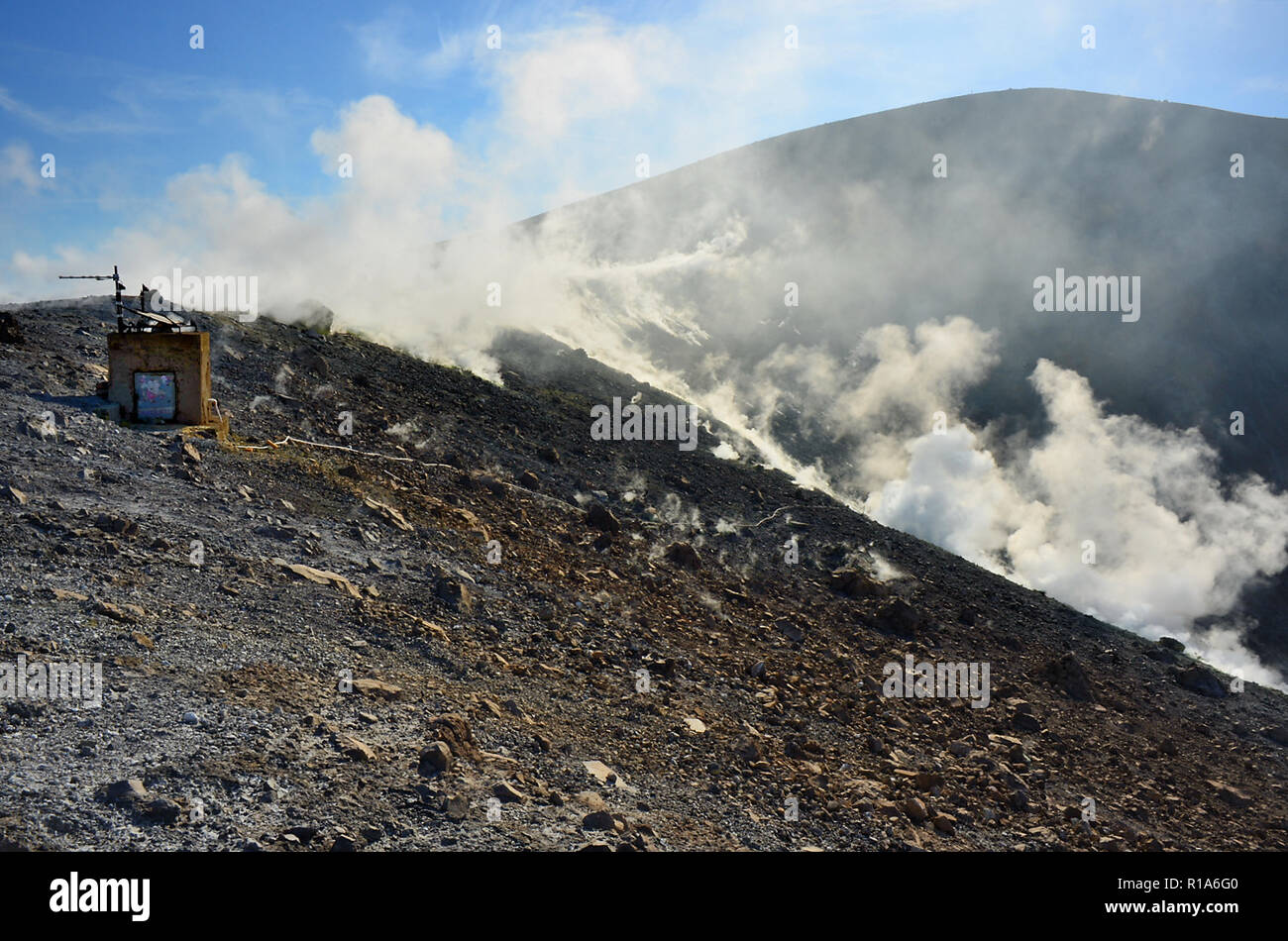 Äolische Inseln, Sizilien, Italien. Insel Vulcano. Blick auf den Gran Cratere und Fumarolen. Stockfoto