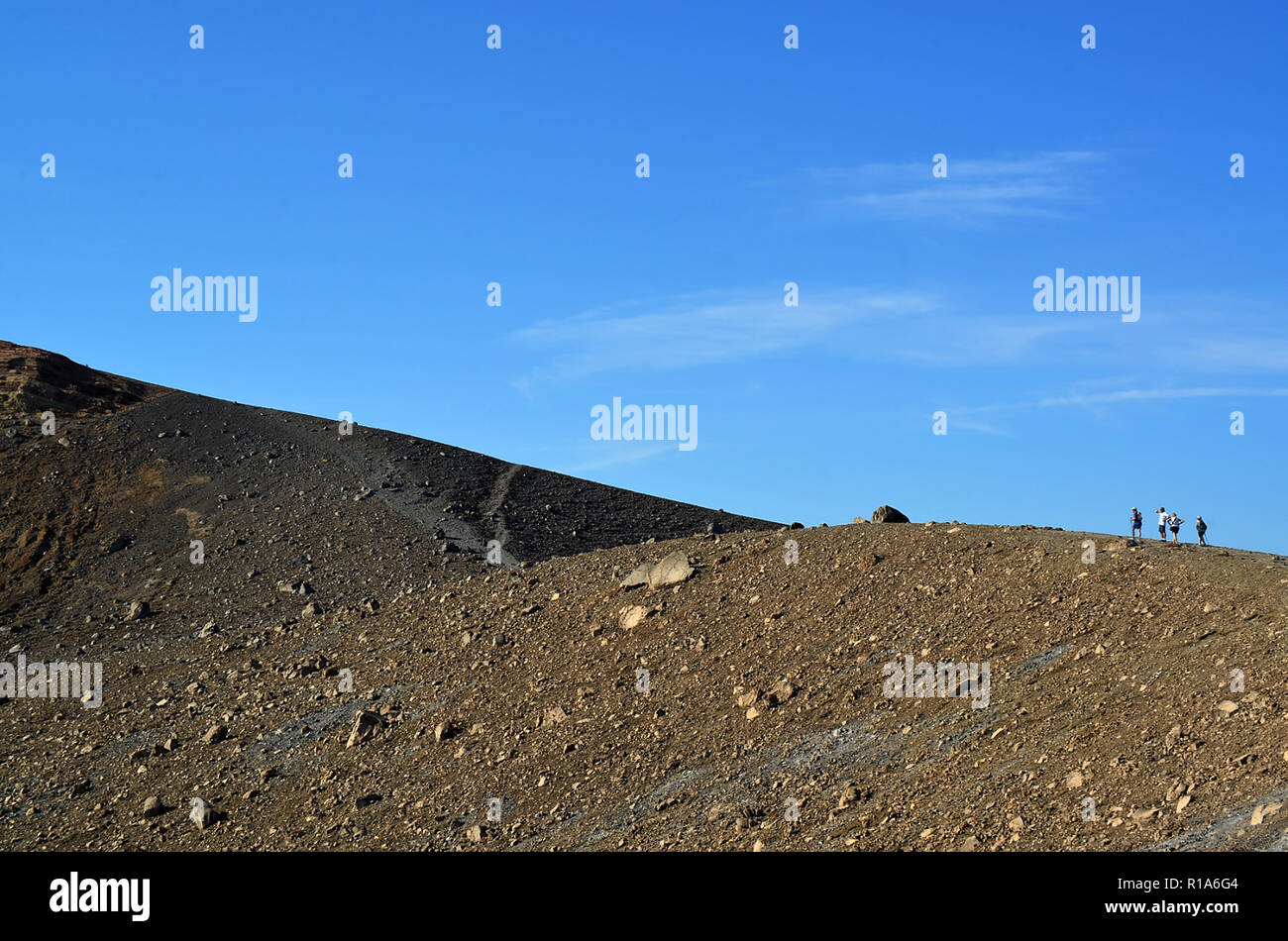 Äolische Inseln, Sizilien, Italien. Insel Vulcano, Wanderer besuchen Sie die Gran Cratere auf die Spitze des Vulkans. Stockfoto