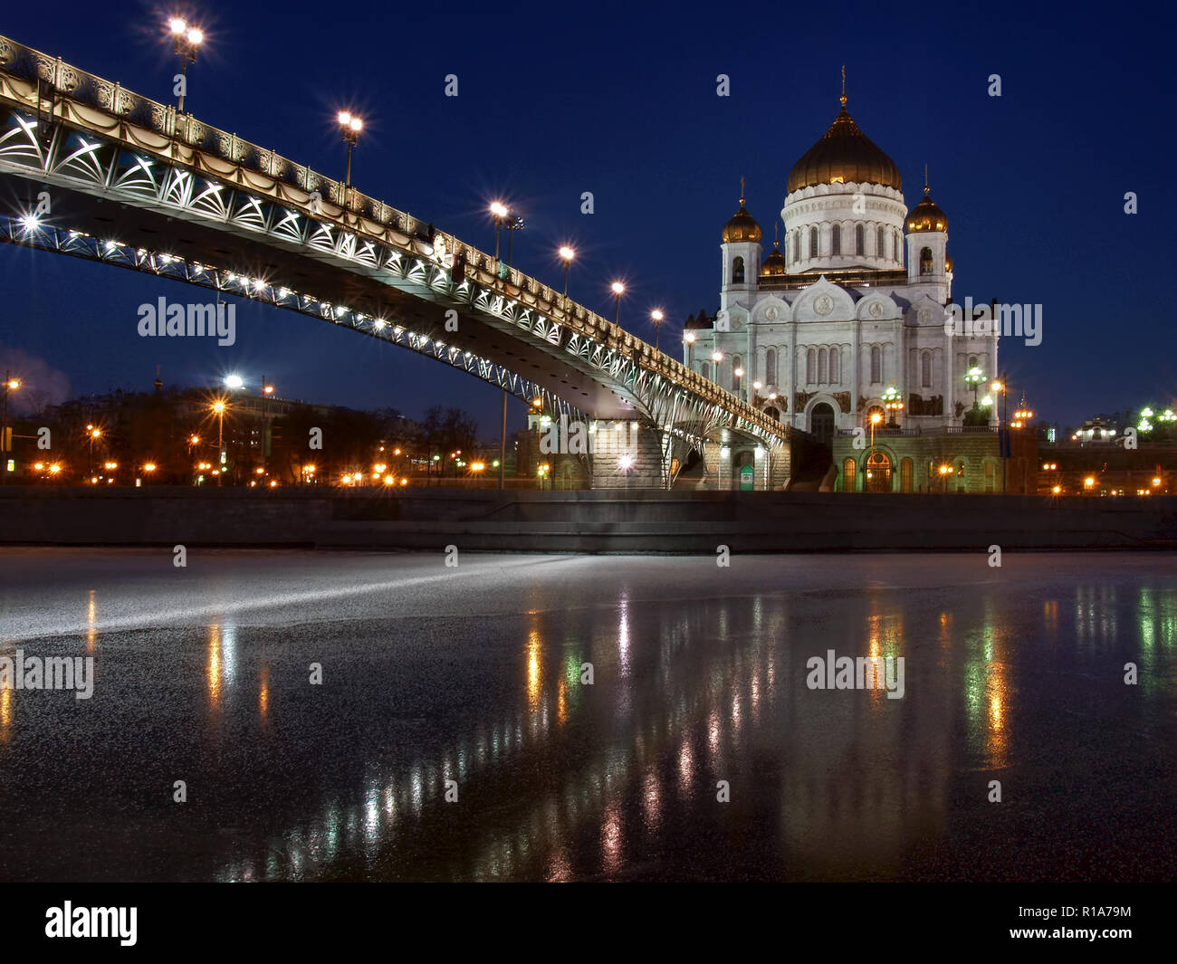 = die Christ-Erlöser-Kathedrale und gefrorenen Fluss Moskau = in den ersten Tagen des Jahres 2008 die Temperatur der Luft, die sich in Moskau abgesenkt bis -16..-18 C (+3 ... Stockfoto