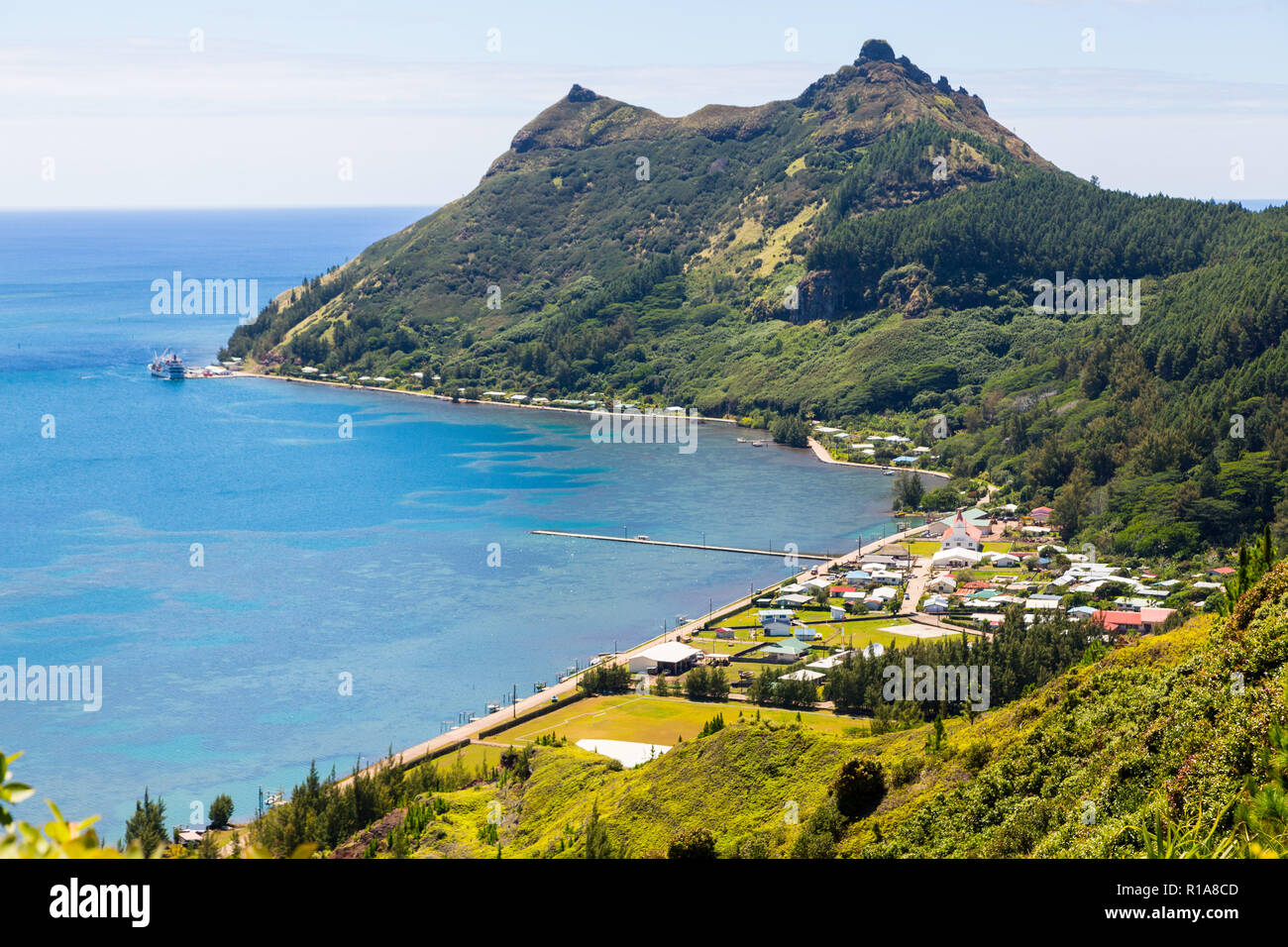 Luftaufnahme von Ahurei Dorf, entladen Schiff im Hafen, Rapa Iti Insel, Bass Inseln (Austral, tubuai), Französisch Polynesien, Ozeanien, South Pacific Stockfoto