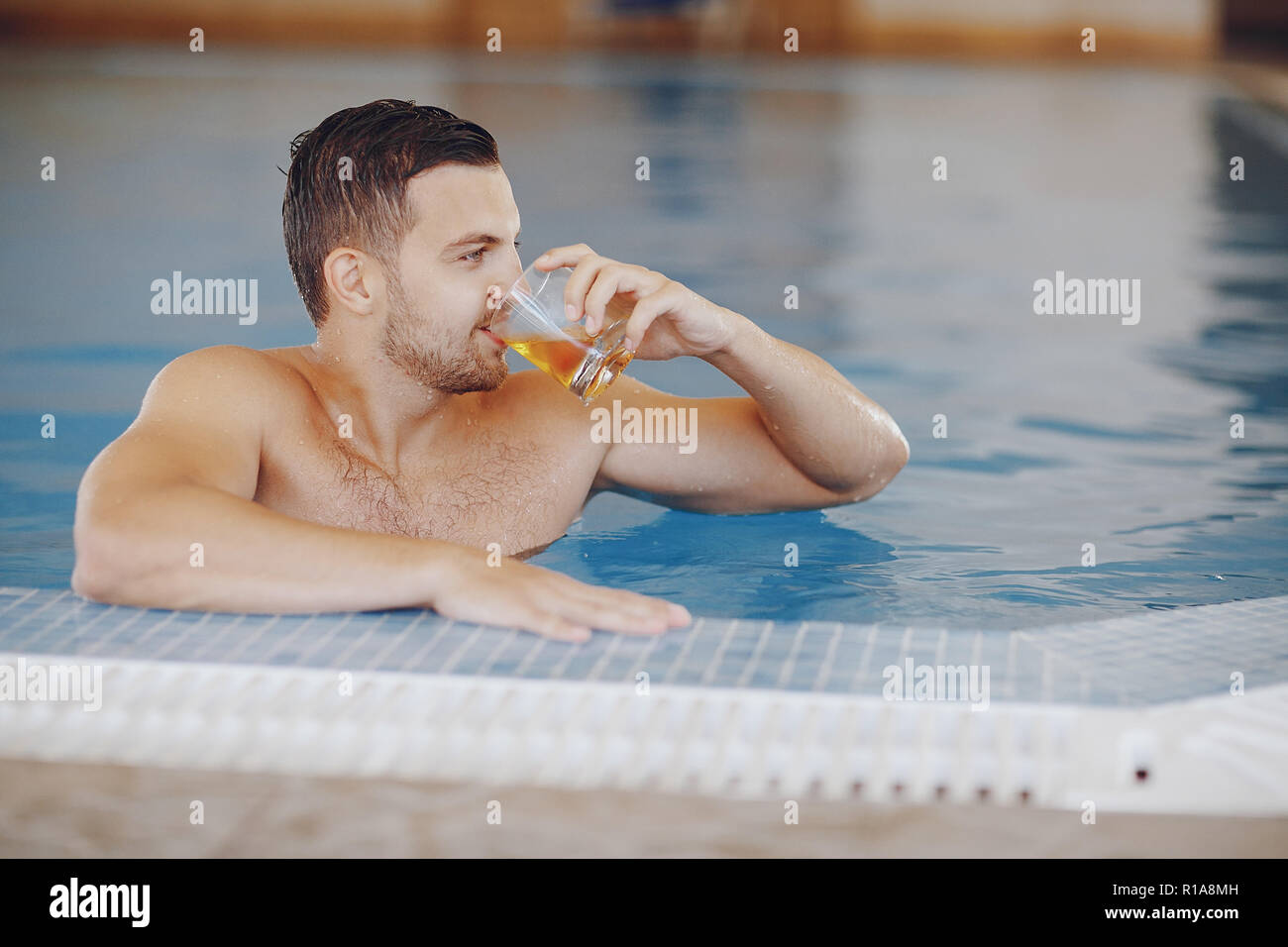 Mann im pool Stockfoto