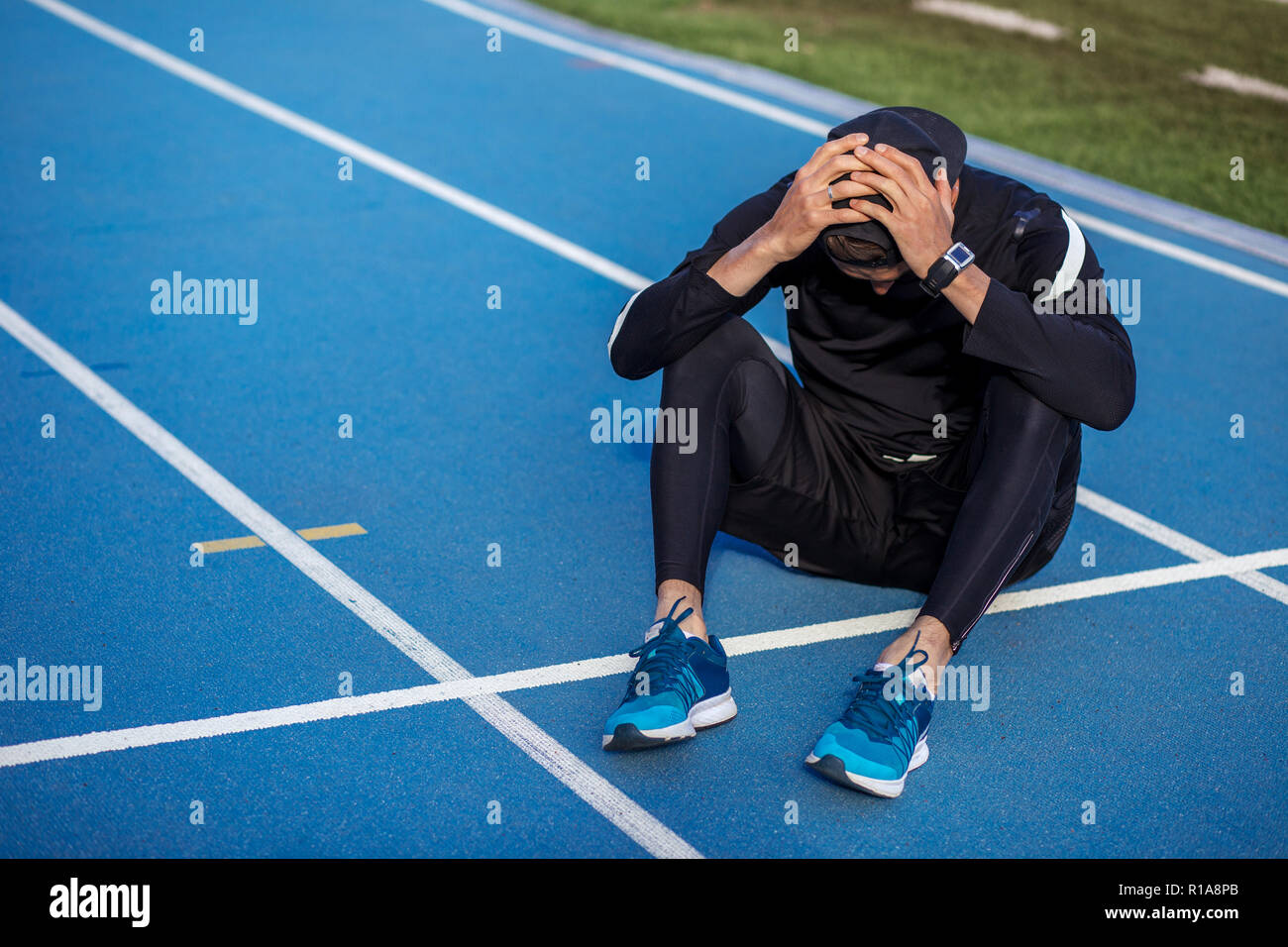 Müde unglücklich Kerl nach schlechten Ergebnisse im laufenden Wettbewerb Stockfoto