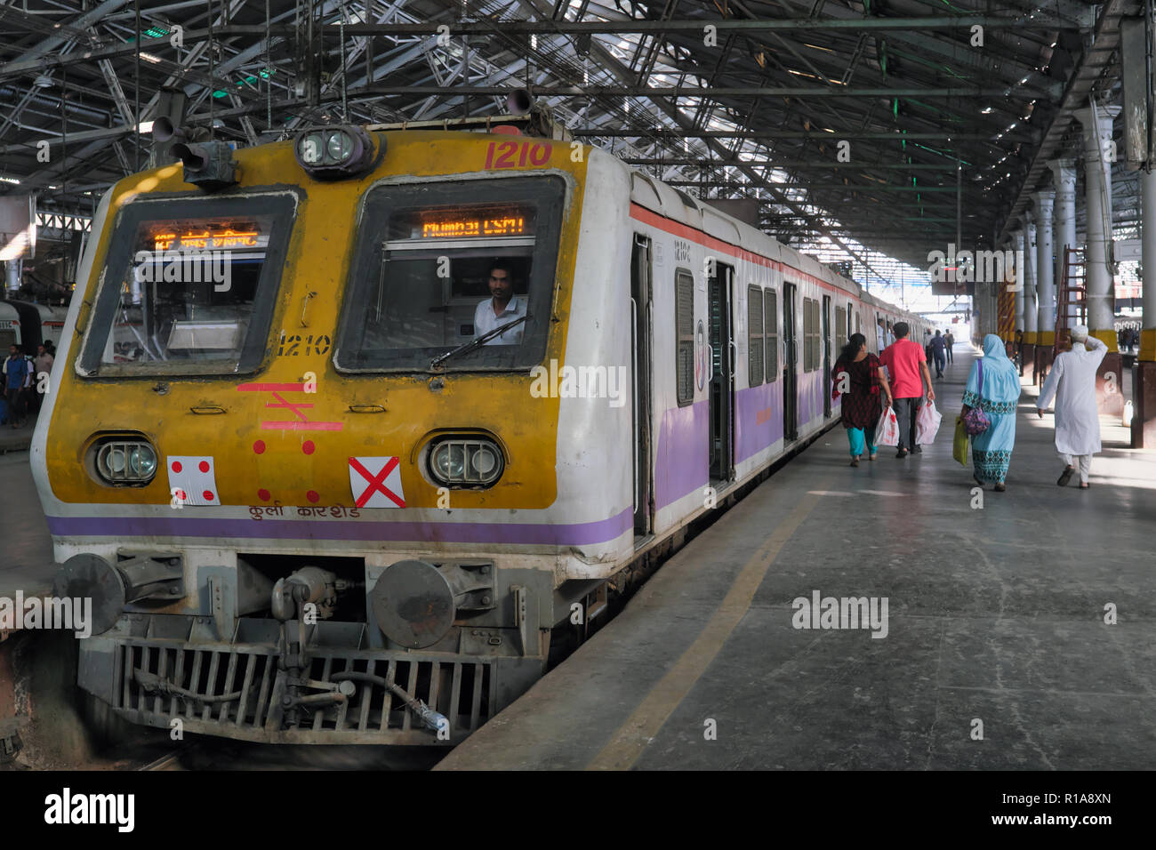 In einer ruhigen Feiertag, ein Zug in Chhatrapati Shivaji Maharaj Terminus (Csmt), Mumbai, Indien, ist bereit, nördlichen Vororte von Mumbai zu reisen Stockfoto