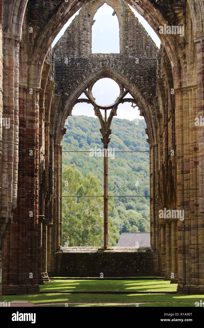 Das Skelett eines Fensters in Tintern Abbey Ruinen, Wales, Großbritannien Stockfoto