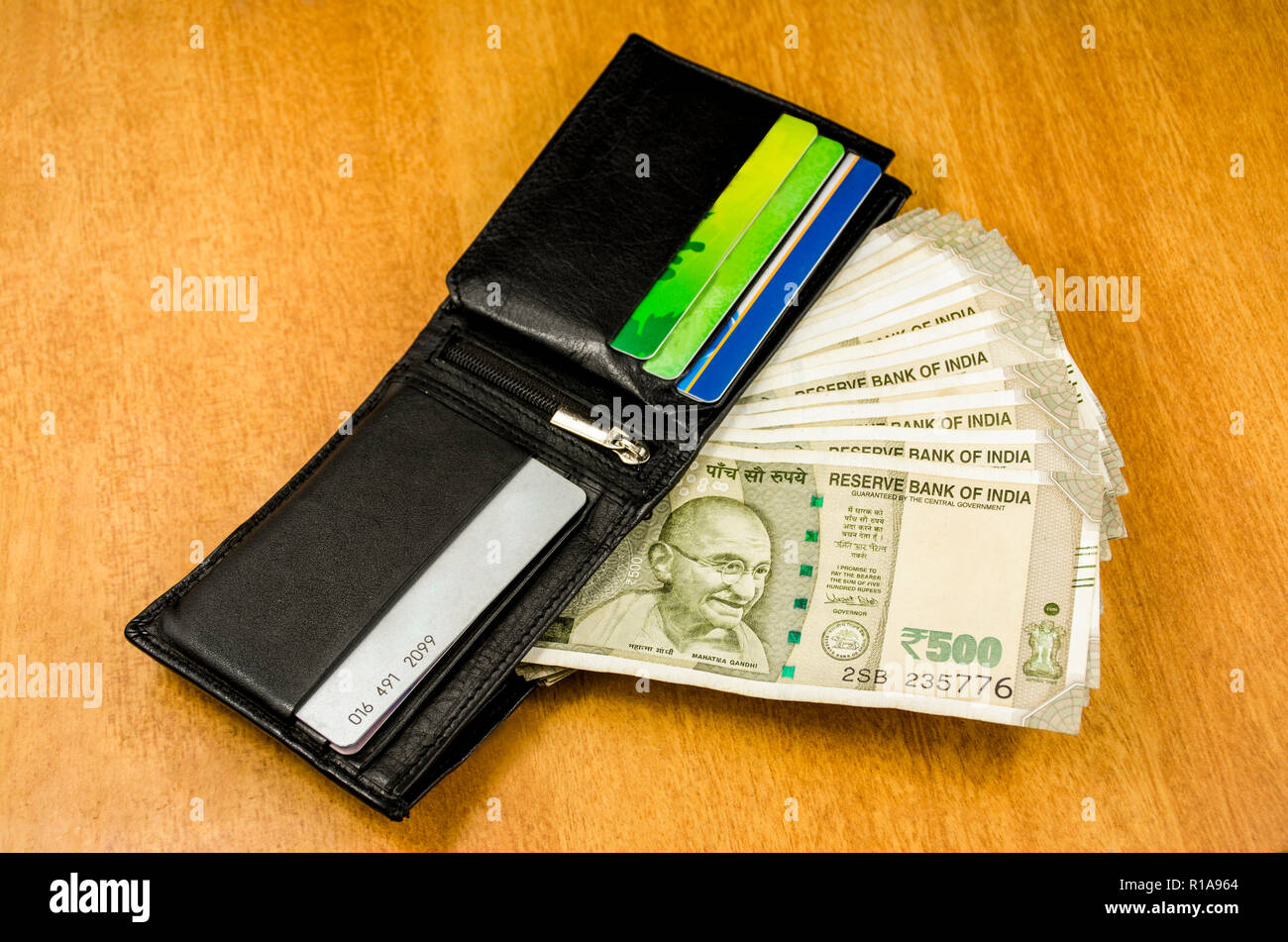 Indische Währung mit Geldbörse, Kreditkarte EC-Karte, Geld sparen Neue Währung Finanzkonzept Hintergrund Stockfoto