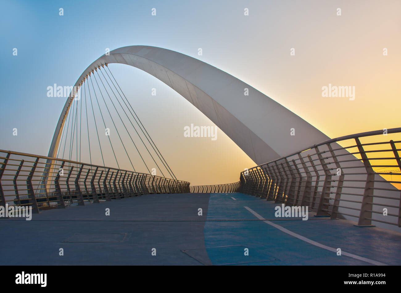 Abend geschossen von Dubai Wasser Kanalbrücke neue Attraktion in Dubai Stockfoto