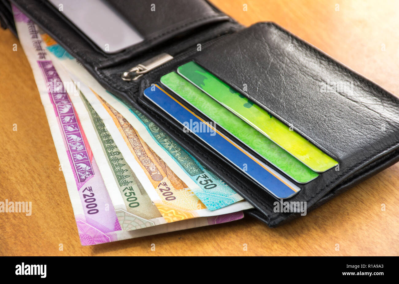 Indische Währung mit Geldbeutel, fünfhundert Rupien, Kreditkarte EC-Karte, Geld sparen Neue Währung Stockfoto