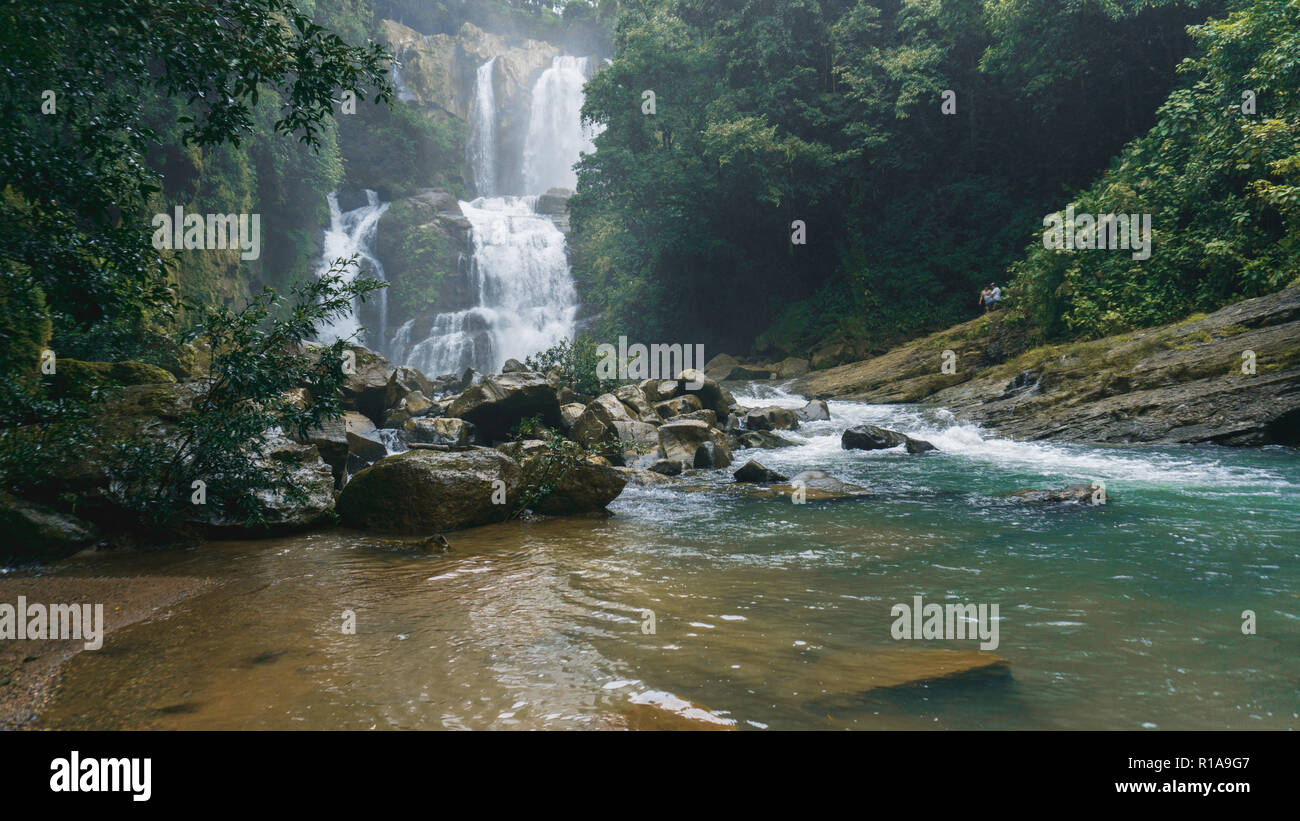 Nauyaca Wasserfällen von unten in Costa Rica Stockfoto