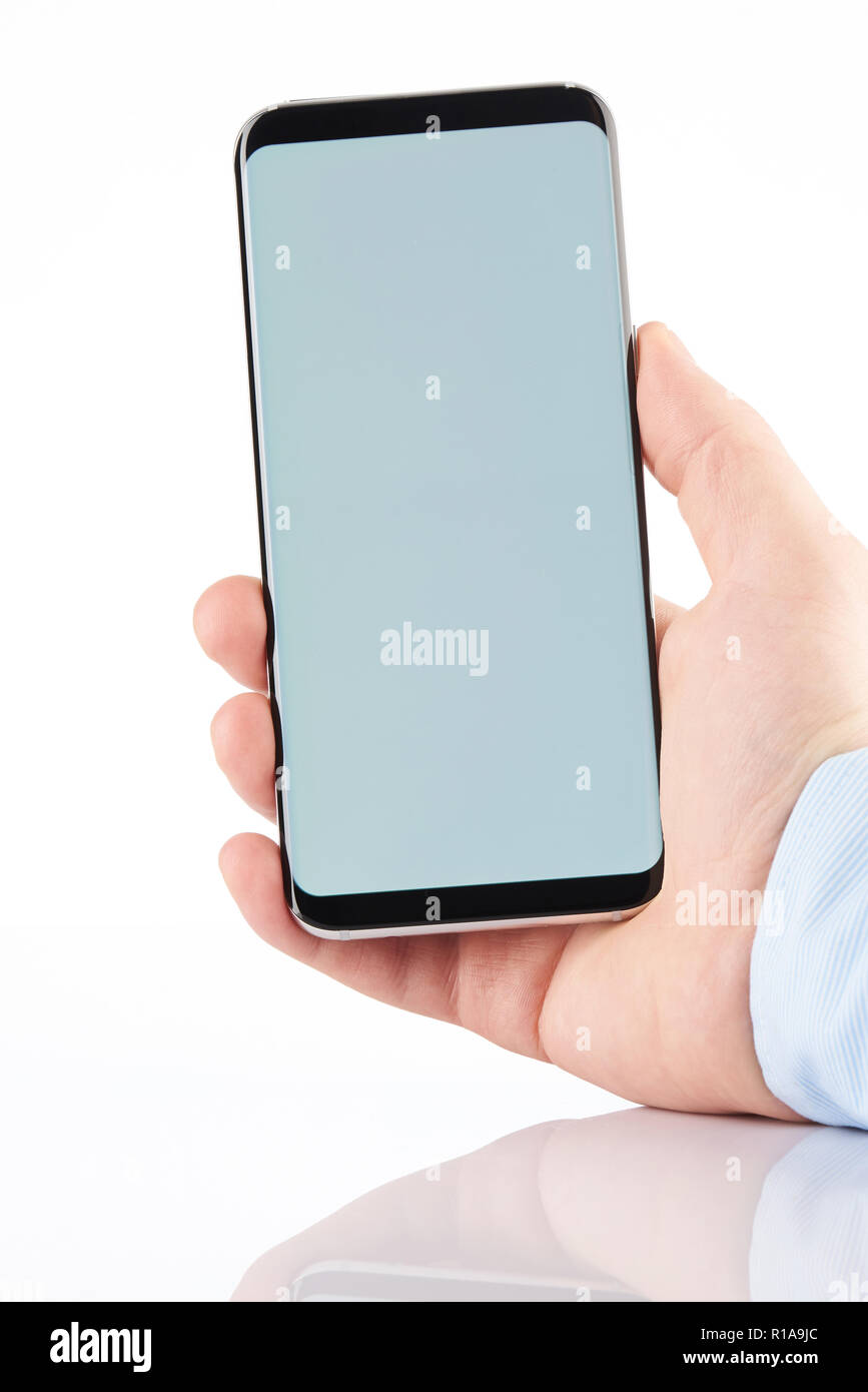 Moderne Smartphone im Menschen Hand auf weißem Hintergrund Stockfoto