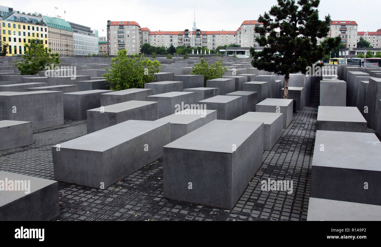 Diese großen Betonsteine, alle 2.771 von Ihnen, ist das Holocaust-Mahnmal in Berlin. Es ist zu gedenken und der Jüdischen Menschen, die im Zweiten Weltkrieg ermordet wurden, erinnern. Es ist sehr beliebt und lockt viele Besucher und Touristen jeden Tag. Die Bausteine sind in einem Raster festgelegt und werden in verschiedenen Größen. Eine sehr bewegende Erinnerung an eine schreckliche Kapitel der Geschichte. Stockfoto