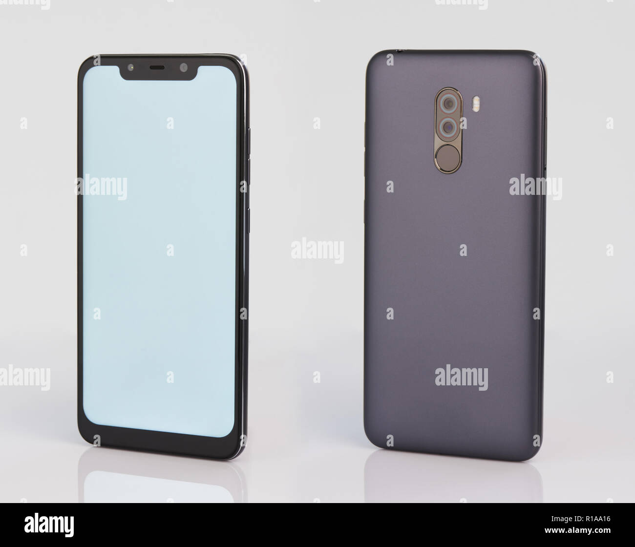 Isometrische Ansicht von modernen Smartphones mit Kerbe isoliert auf weißem backgroiund Stockfoto